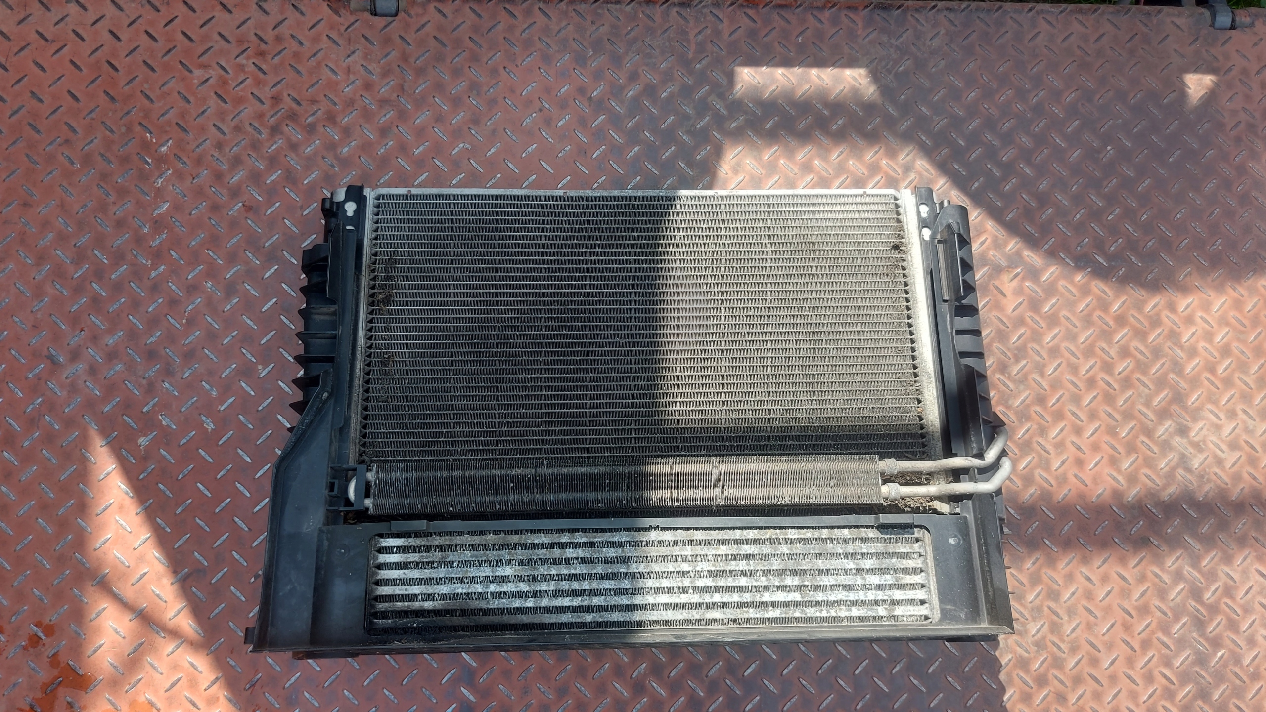 chladič vody BMW E60 E61 525D 177KM 04