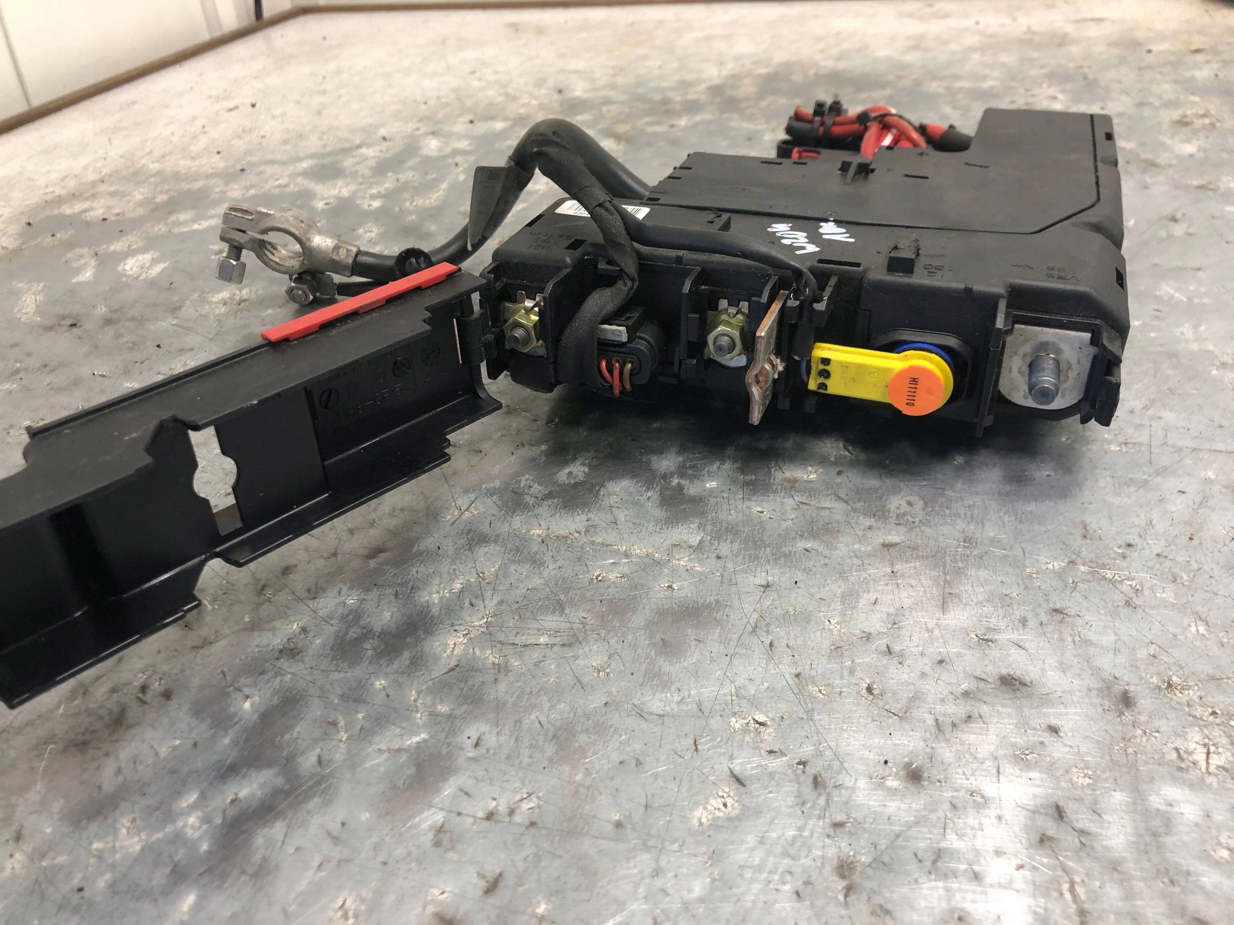 Stromverteiler mit Sicherung plus MERCEDES W204 A2075401850