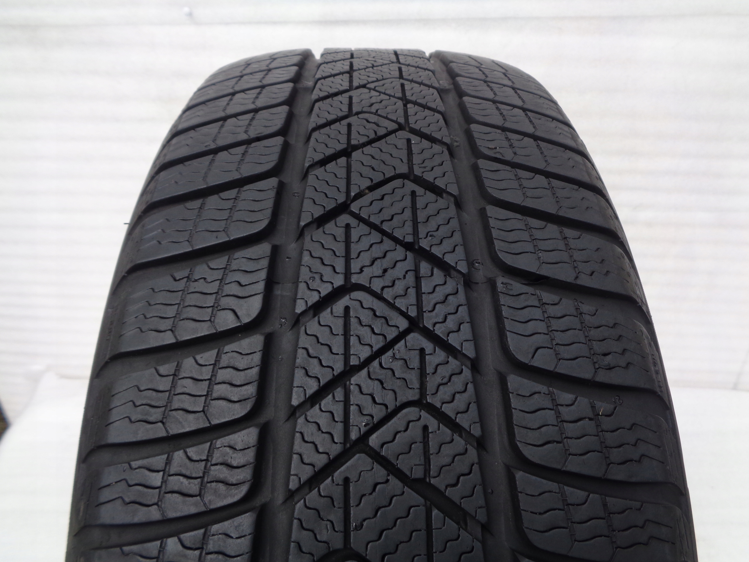 OPONY ZIMOWE 215/55/17 PIRELLI Winter Sotto 215/55R17 21r stan: 6,8-7,2mm EAN (GTIN) 8019227278910