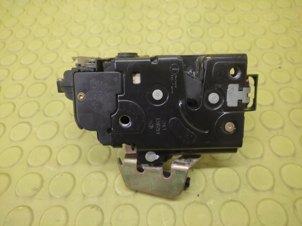 AUDI A6 C5 KOMBI lock door left rear part