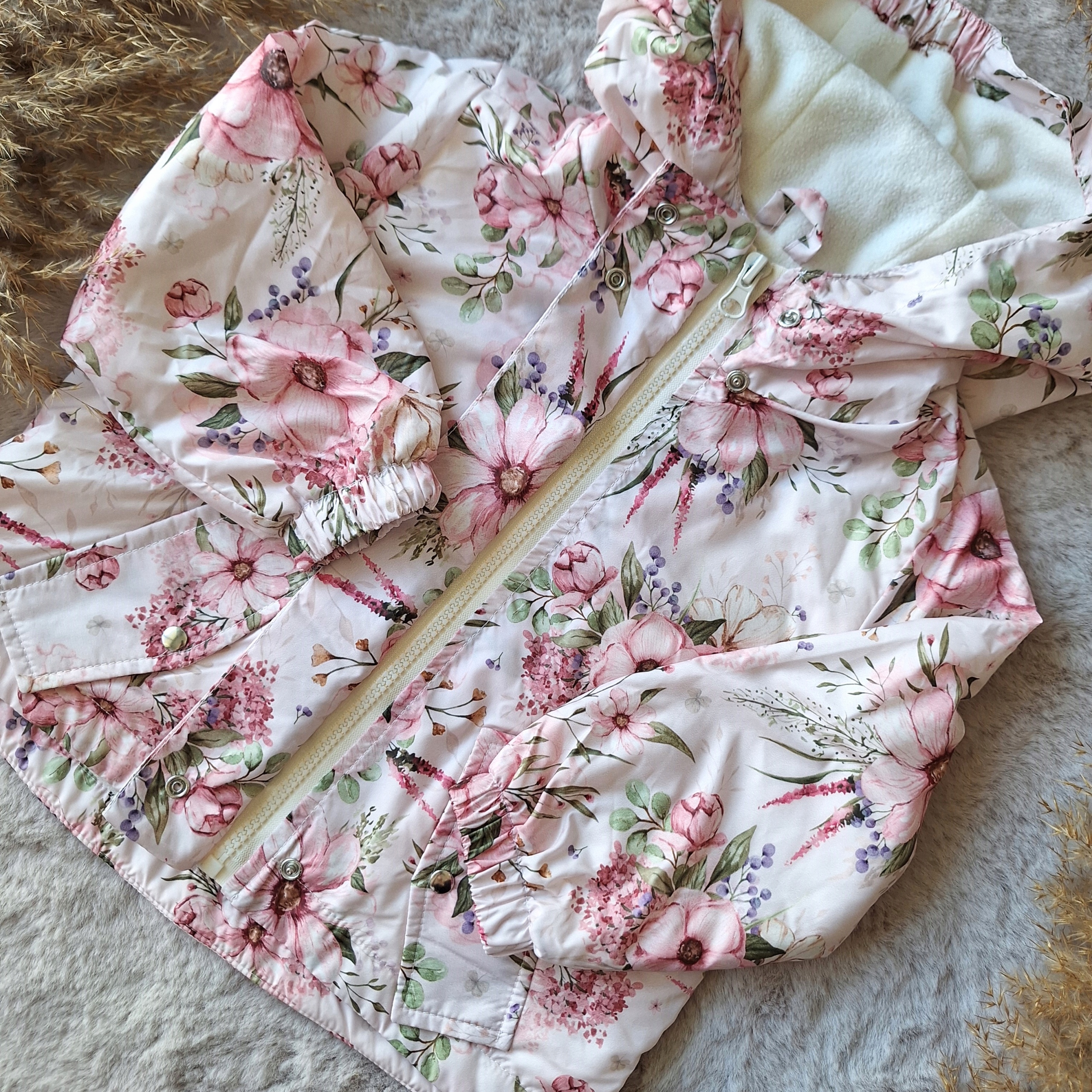 Haydi kurtka dla dziewczynki wiosenna cienka jasny róż w kwiaty polar: 110 Kolor różowy