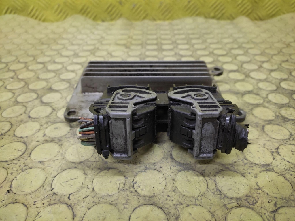 RENAULT CLIO II control unit of the engine 8200285315