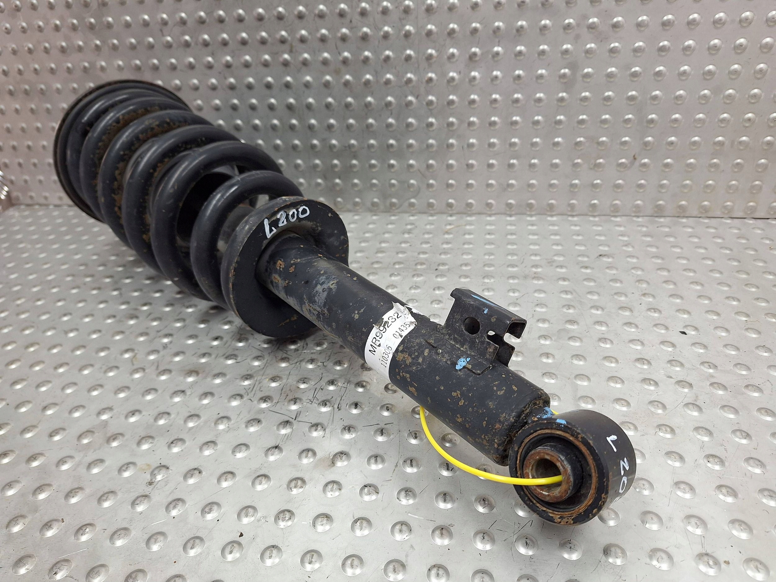 shock absorber front right=left MITSUBISHI L200 IV 06-15 MR992321