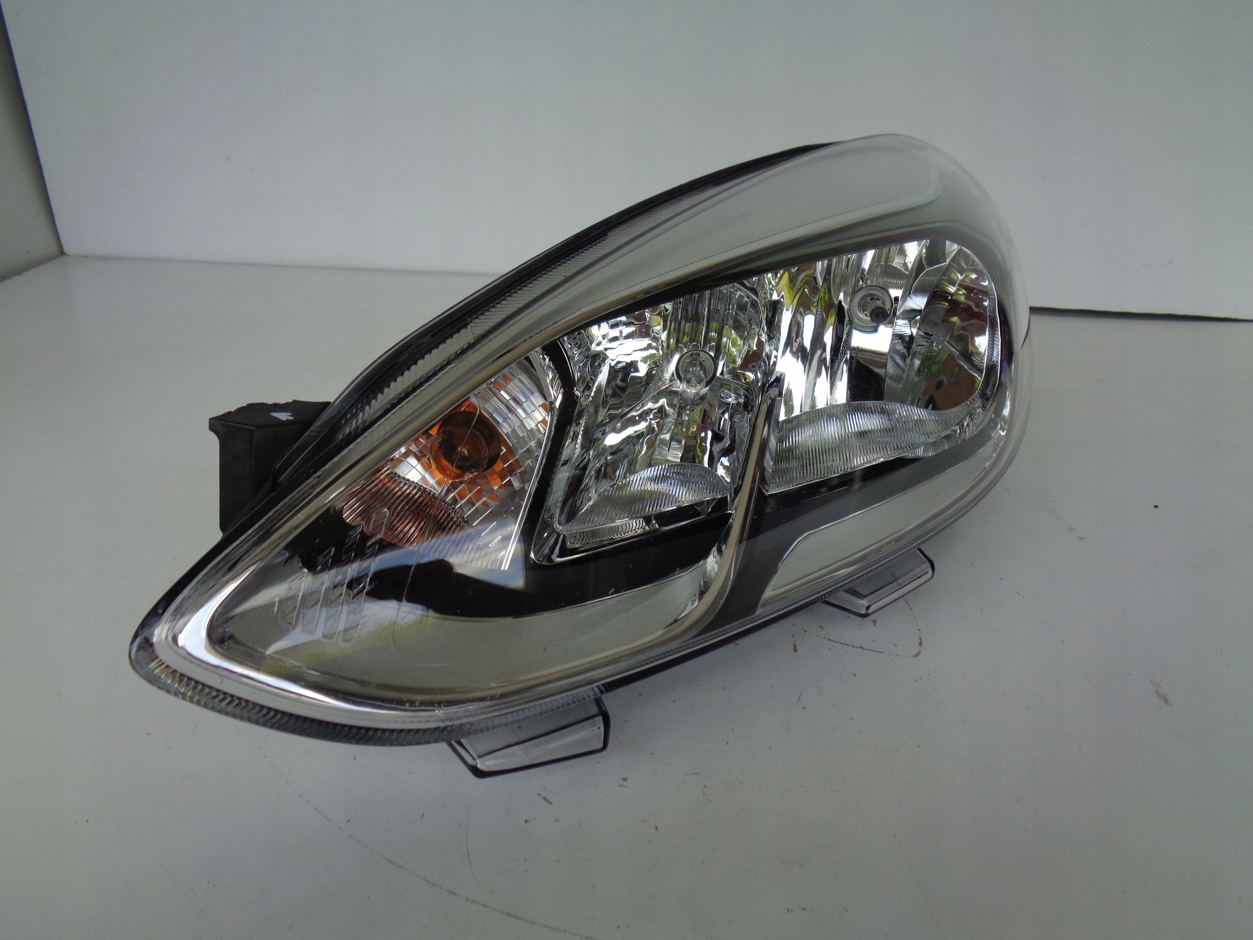 light left REFLEKTOR FORD FIESTA MK8 17