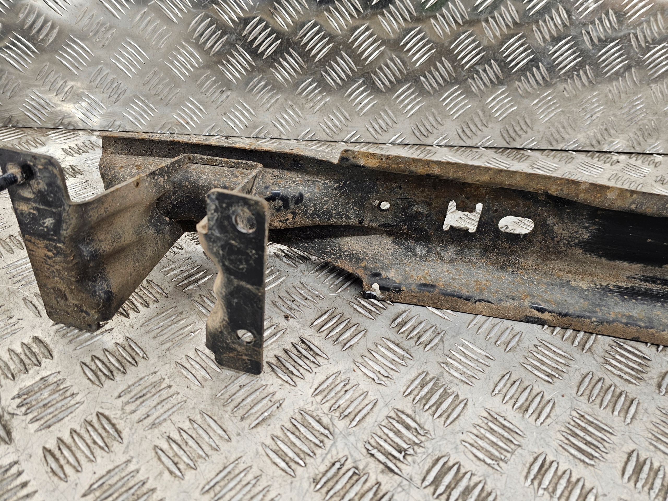 VW CADDY IV 2K5 pillar bumper support rear part 2K5807305