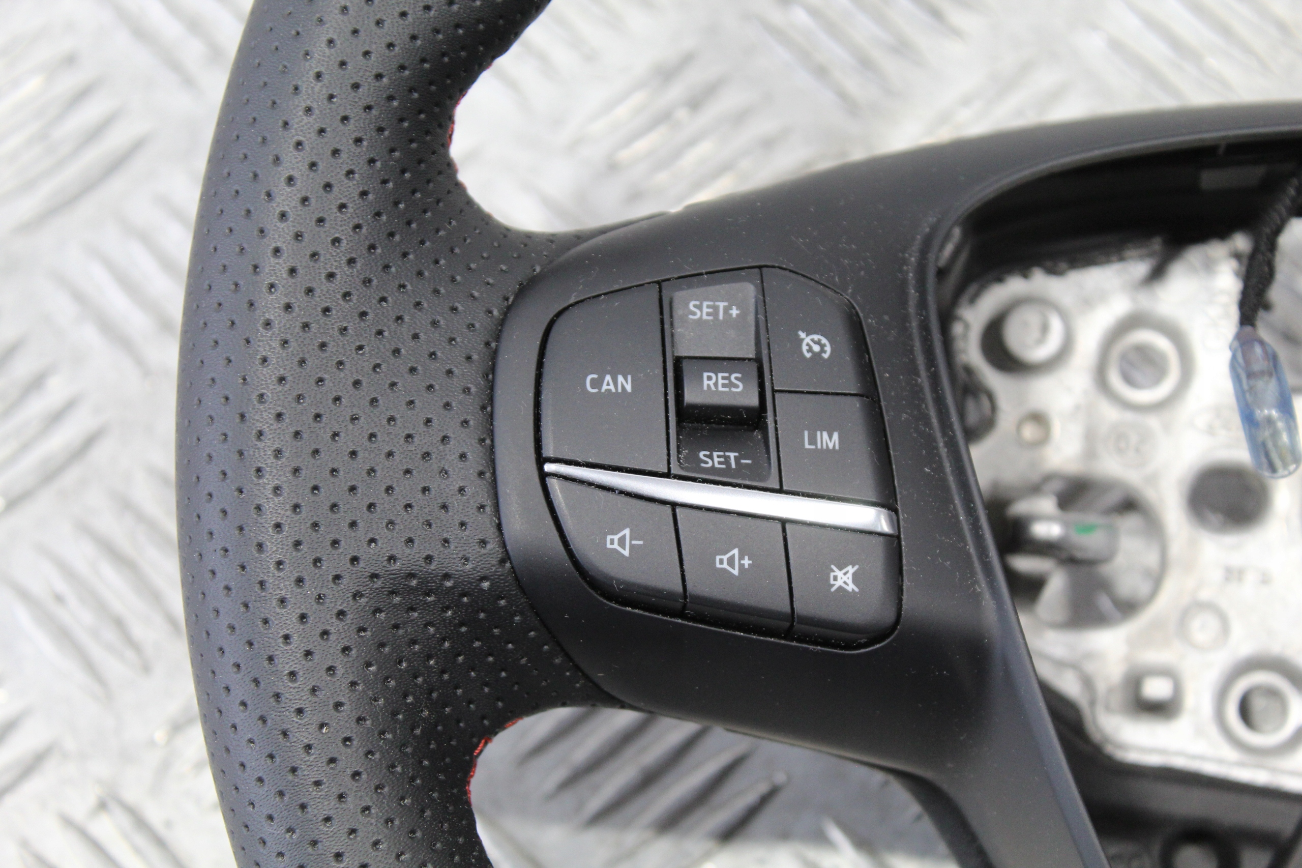 VOLANT MULTIFUNKCJA FORD PUMA II MK2