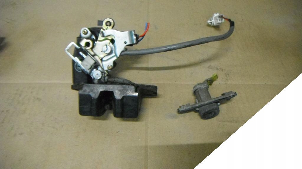 TOYOTA COROLLA VERSO 01-04 ZAMEK KLAPY TYLNEJ