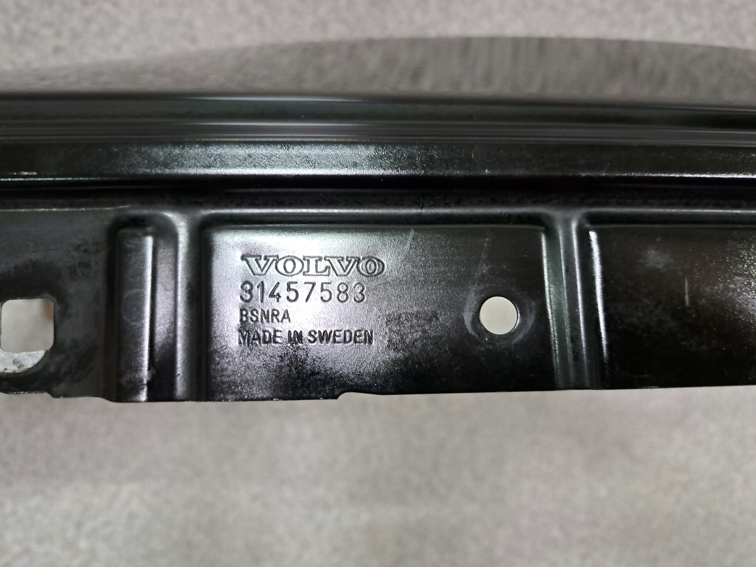 VOLVO XC40 C40 BŁOTNIK LEWY PRZÓD PRZEDNI 31457583 Strona zabudowy przód