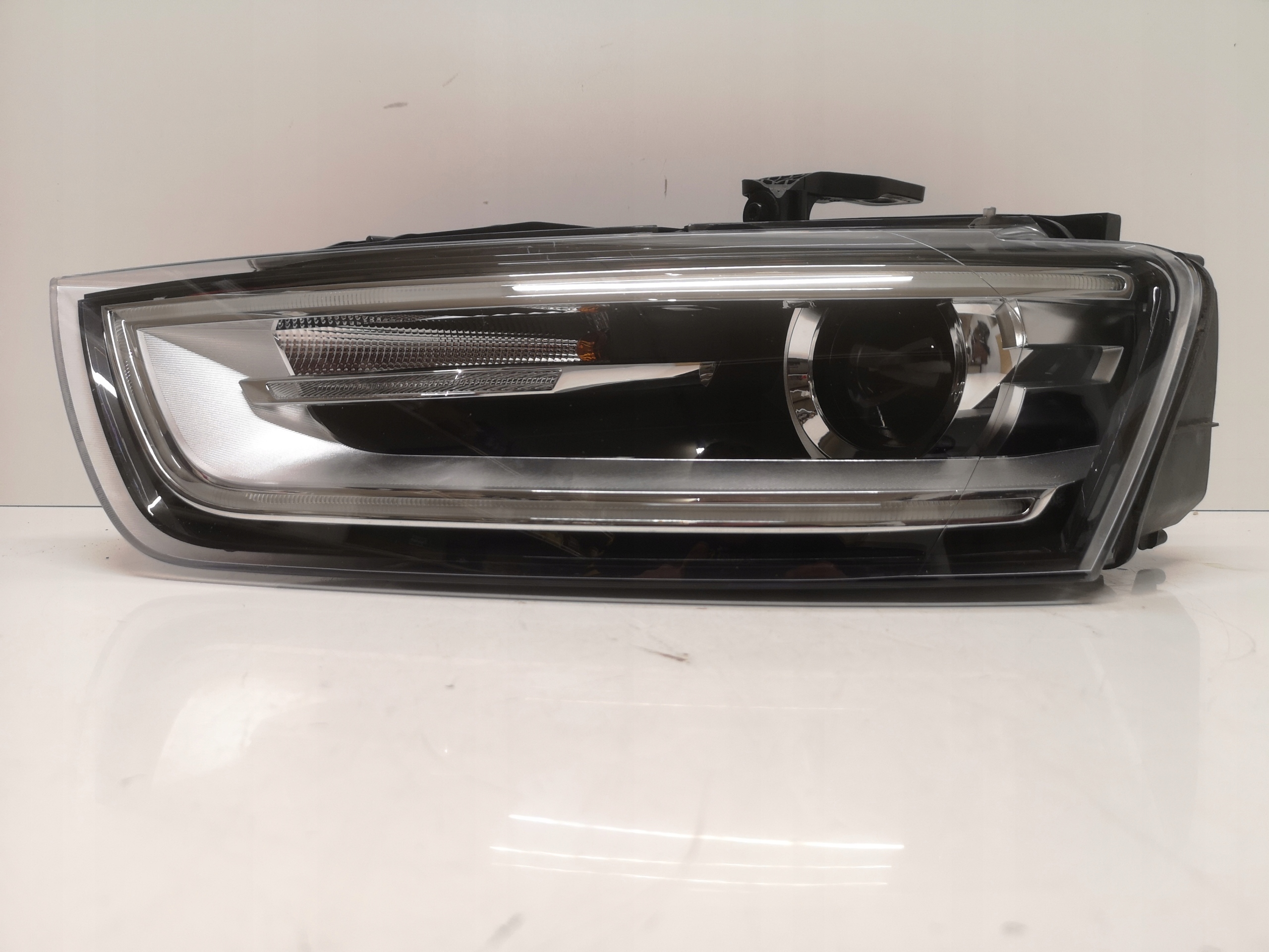 AUDI Q3 1 I 11- ФАРА ЛІВА БІ КСЕНОН LEDu0941005