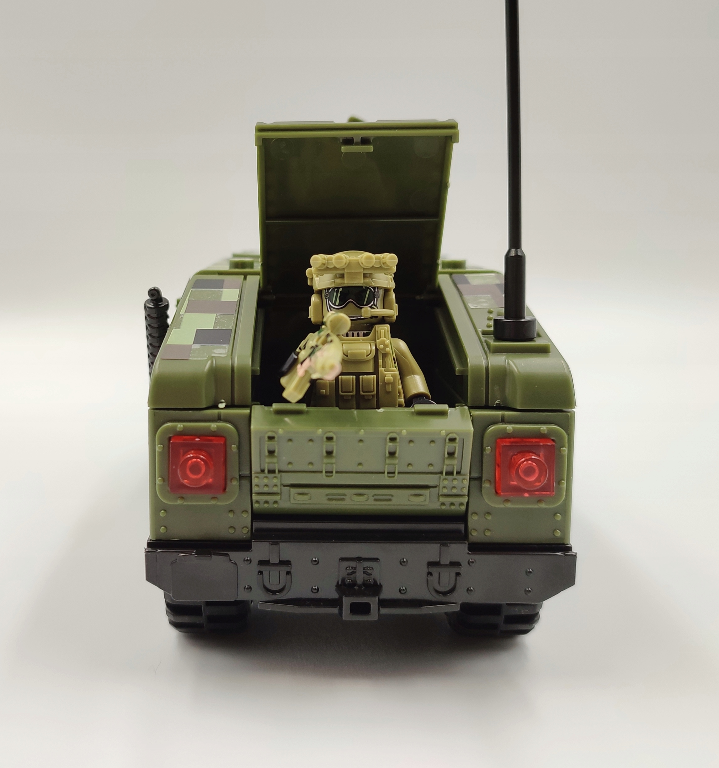 Figurki 6szt wojsko SWJ6 jeep broń +naklejki LEGO Liczba sztuk 23 szt.