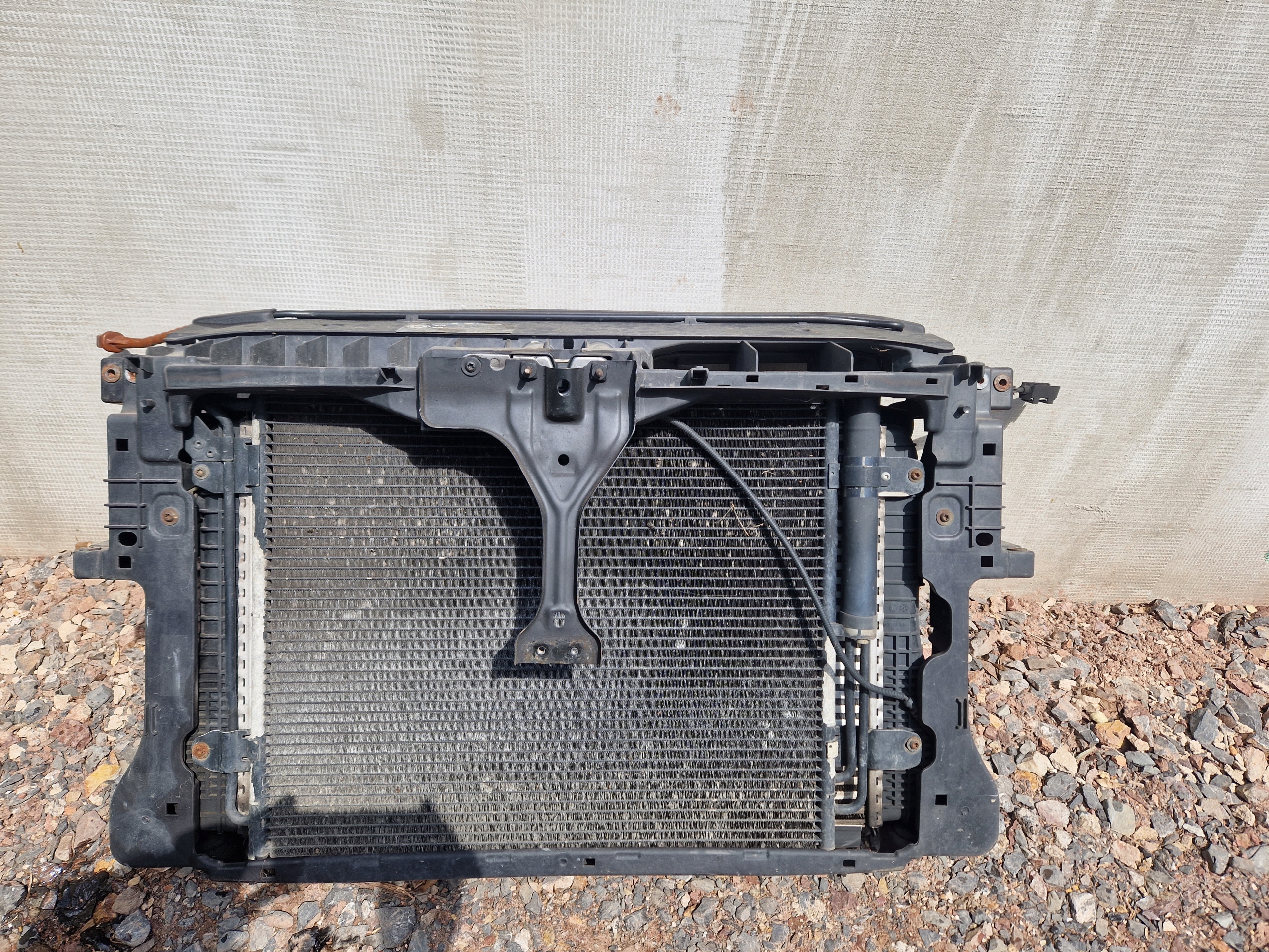 PAS PRZEDNI CHŁODNICE VW TIGUAN 5N0 2,0 TDI