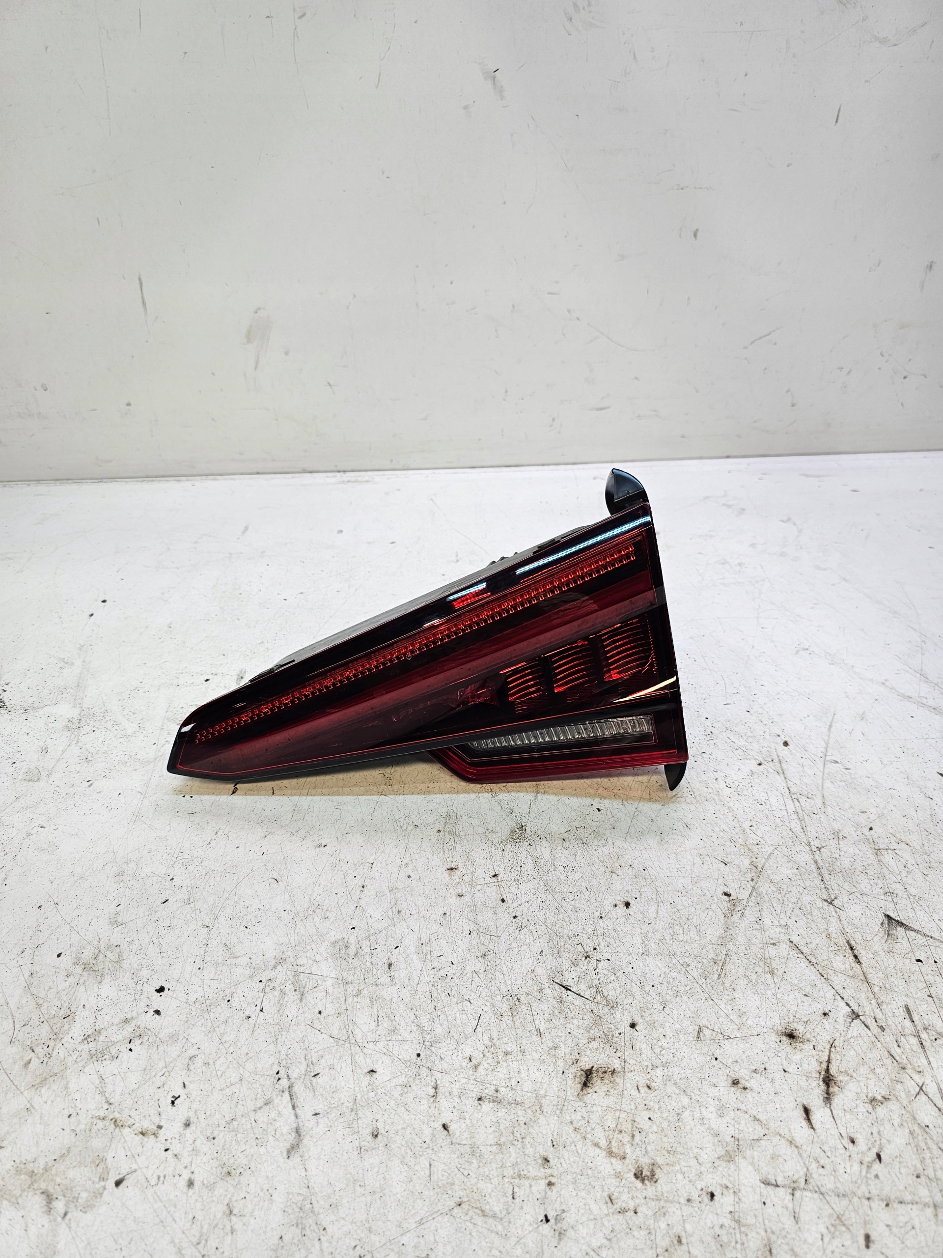 light right rear part to the bonnet LED MATRIX AUDI A4 B9 8W5945094H