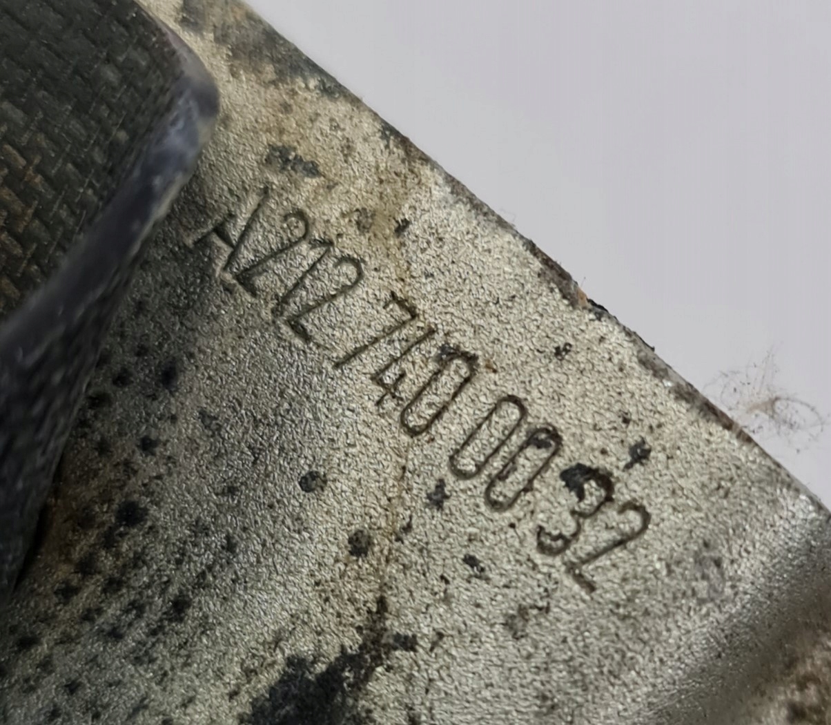 RYGIEL ZAMKA KLAPY TYŁ MERCEDES W204 A2127400032 Producent części Mercedes-Benz OE