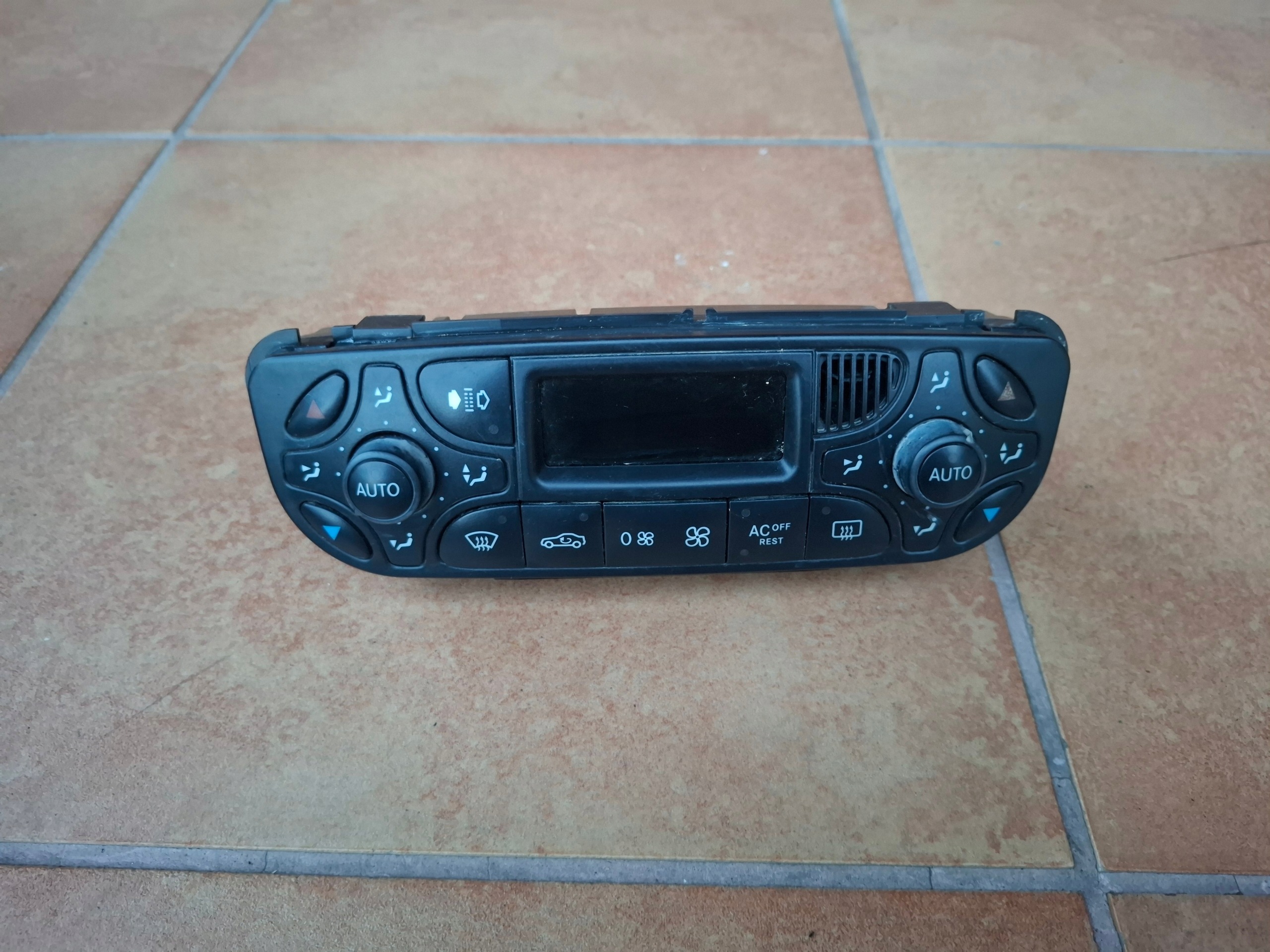 control panel MERCEDES W203 W209 2098300285