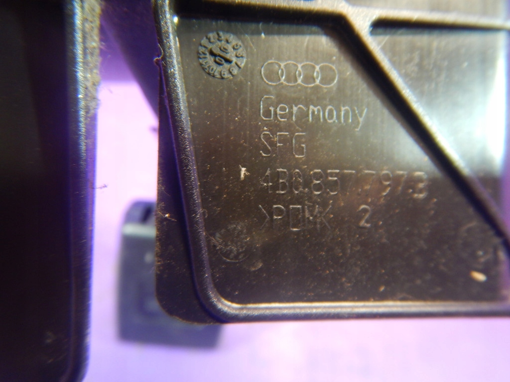 Audi A4 B5 универсал 97-01 защелка ремня 8D0857739D