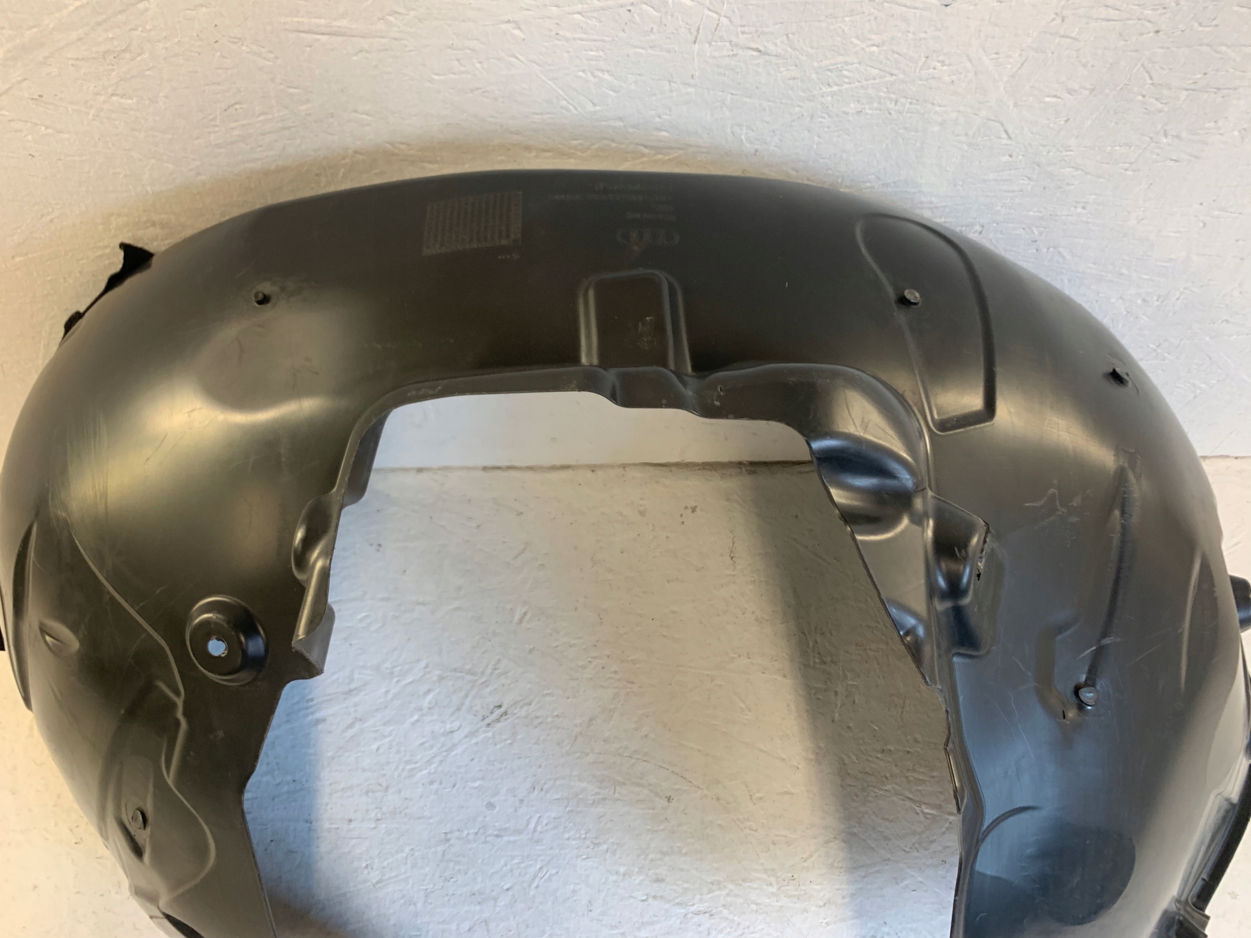 подкрылки правый перед Audi A4 , B9 . 8W0