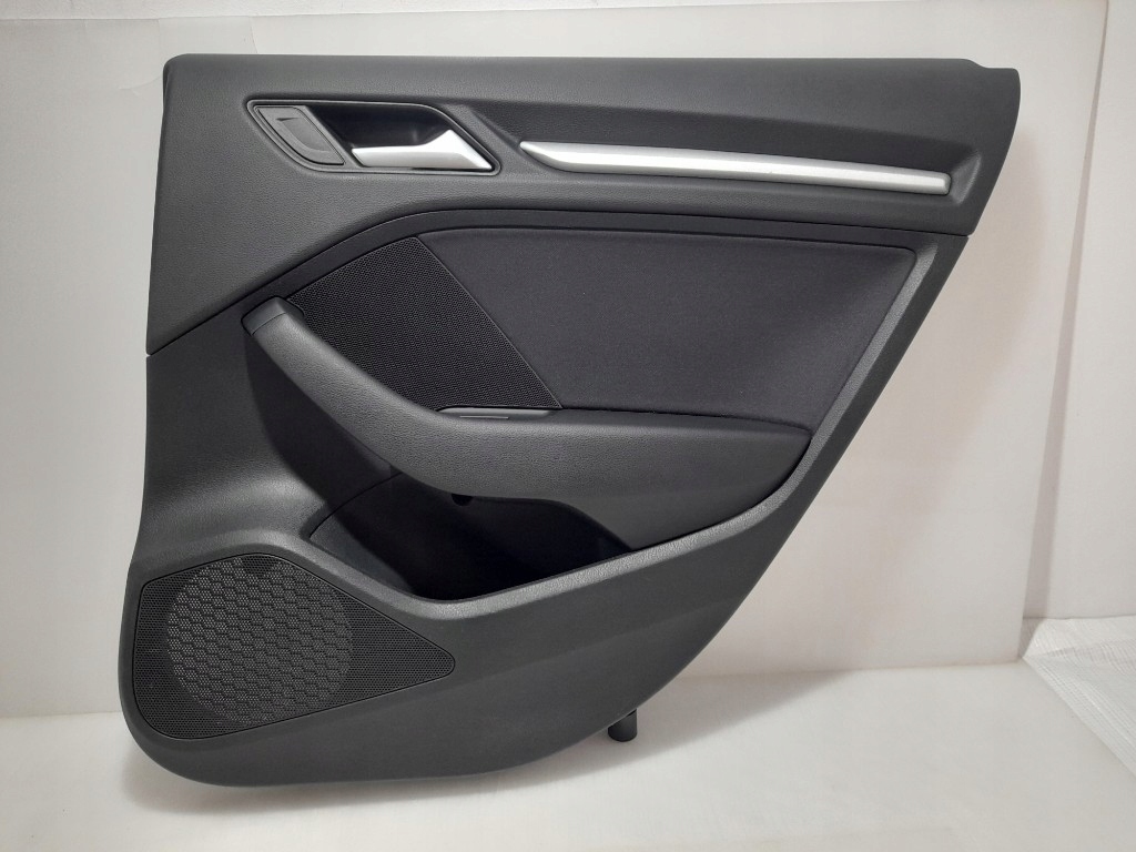 Обшивка двери Audi OEv4867306