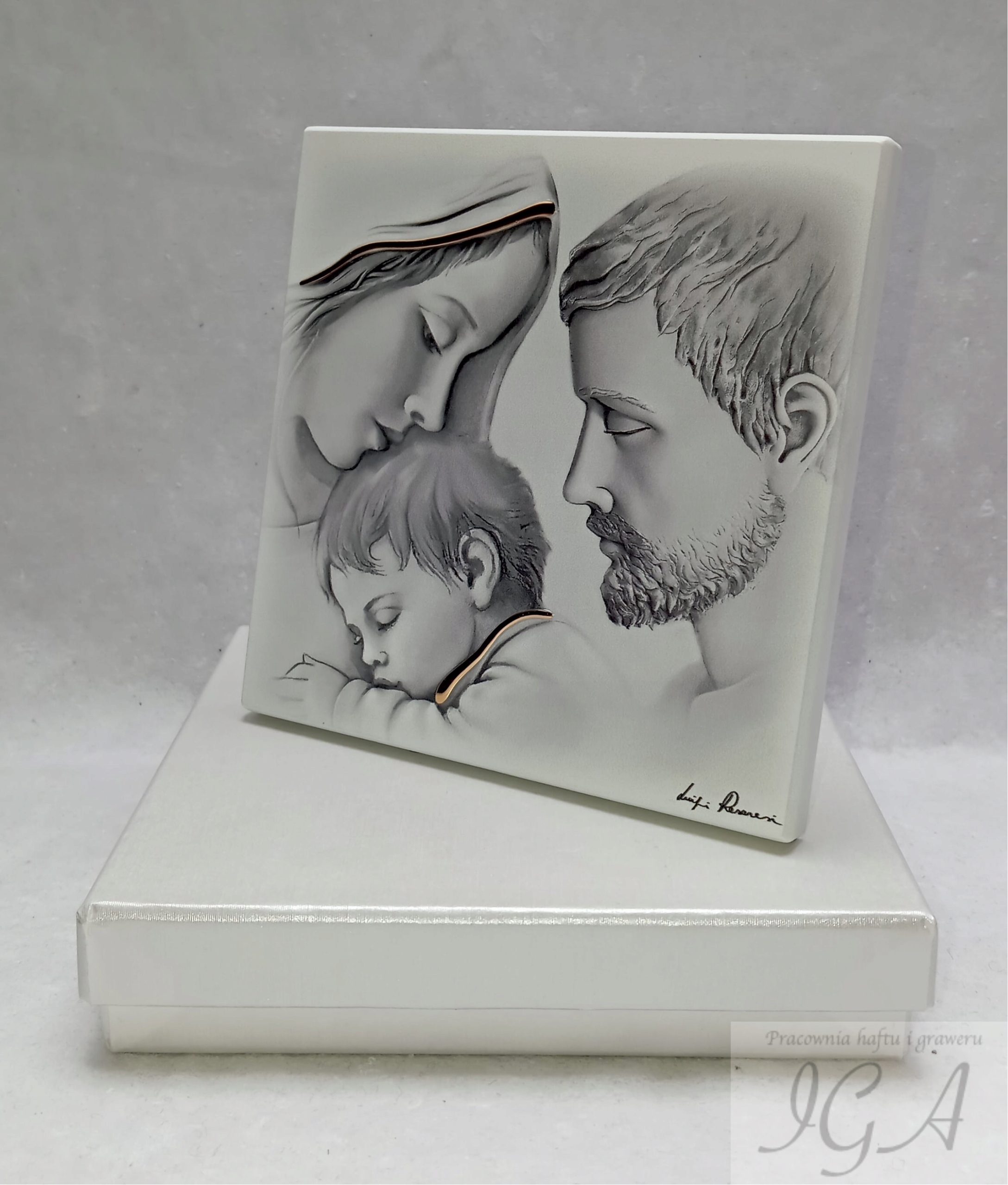 OBRAZEK MALOWANY SEPIA NA DREWNIE ŚWIĘTA RODZINA PAMIĄTKA ŚLUBU GRAWER Długość 18 cm