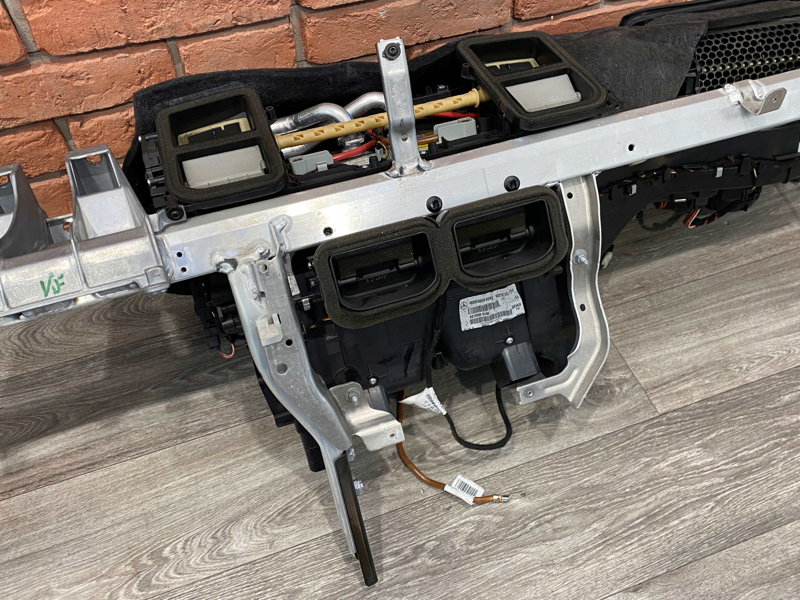 MERCEDES W212 218 NAGRZEWNICA BELKA WSPORNIK DESKI Numer katalogowy części A2048300461