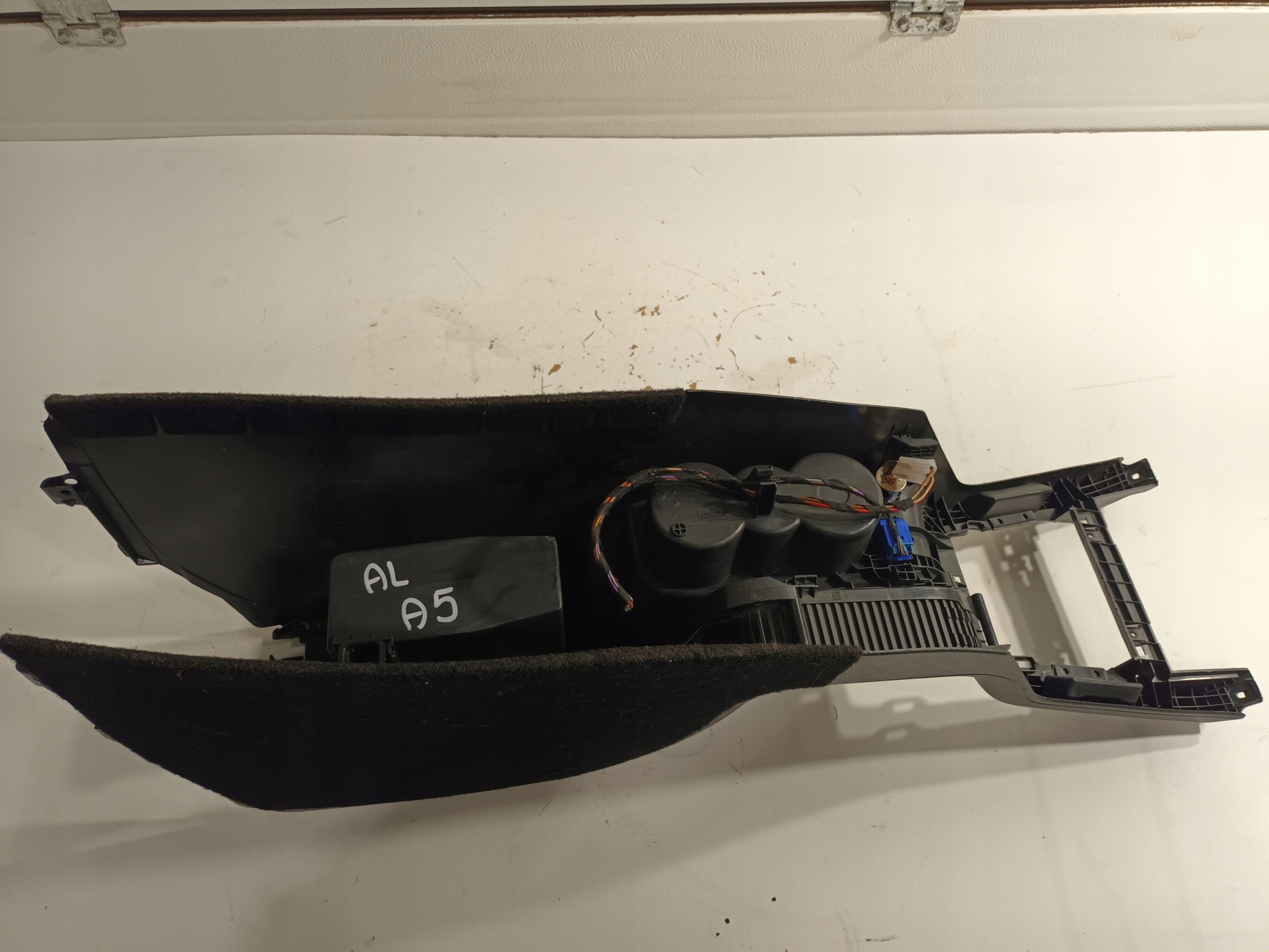 OCTAVIA II TUNEL central armrest 1Z1863241
