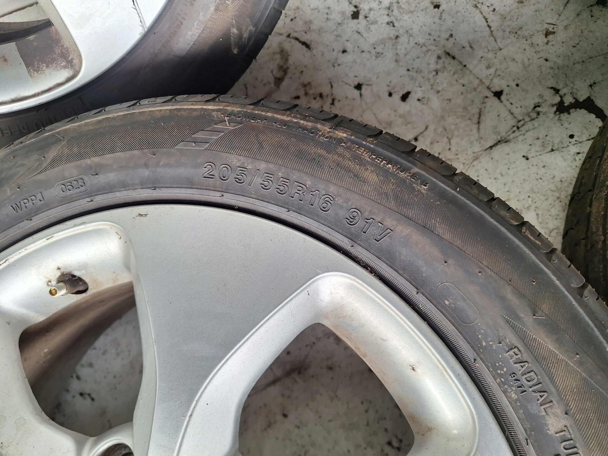 KIA CARENS IV 12-19 discs + tyres 205/55 R16
