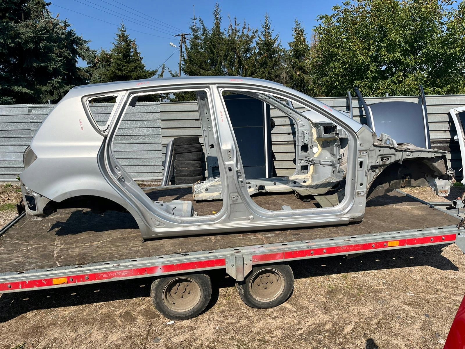 KIA CEED and LIFT quarter front front right 2011R