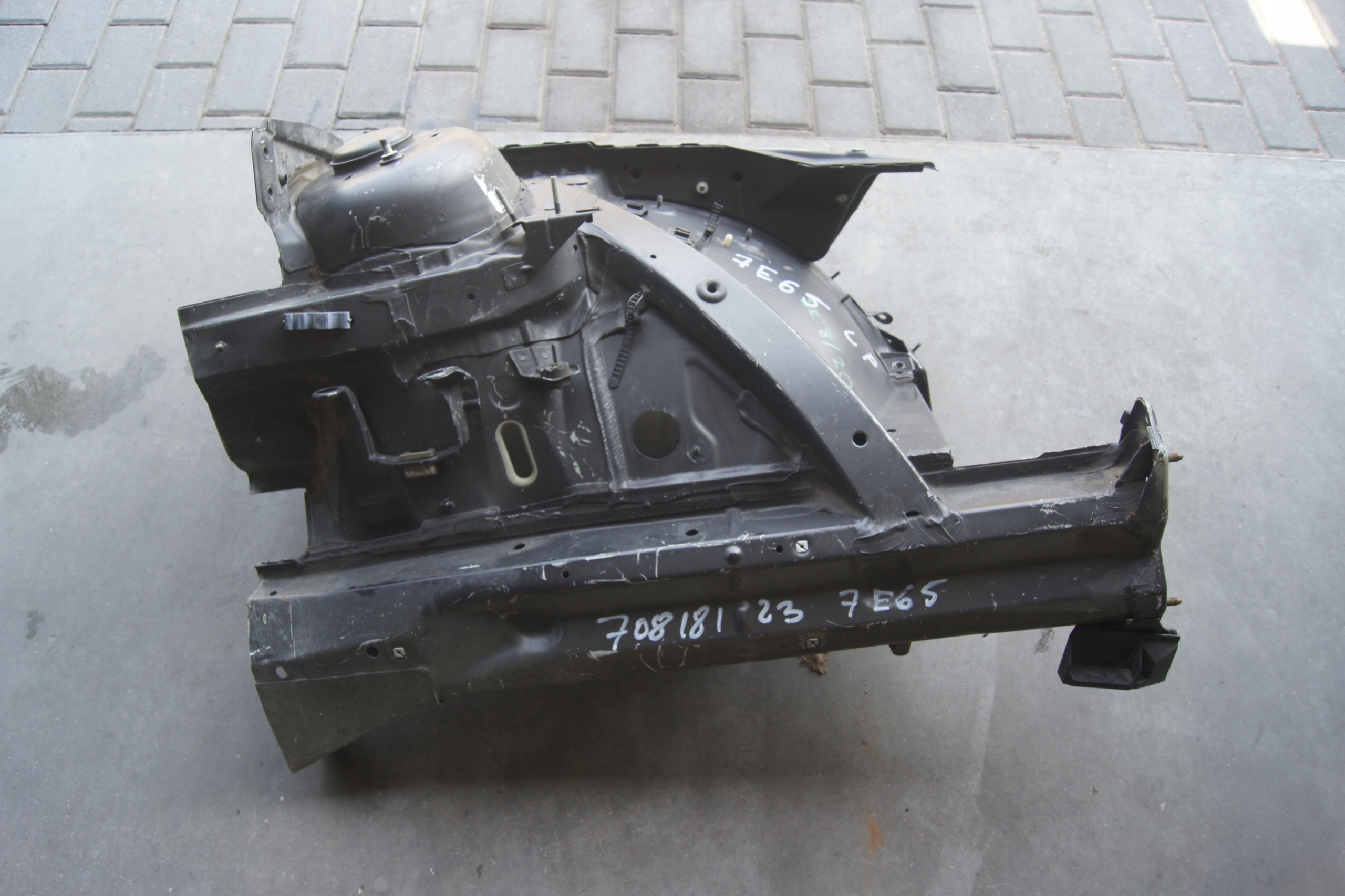 ЧЕТВЕРТИНА ЛІВИЙ ПЕРЕД BMW 7 E65