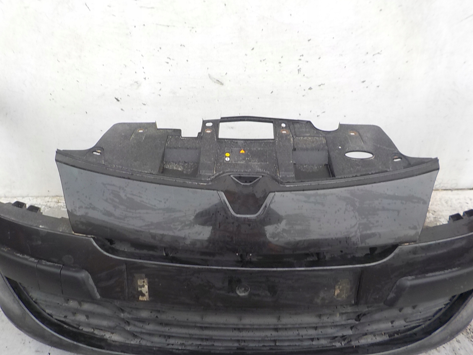 829 RENAULT MEGANE III nárazník predok predný