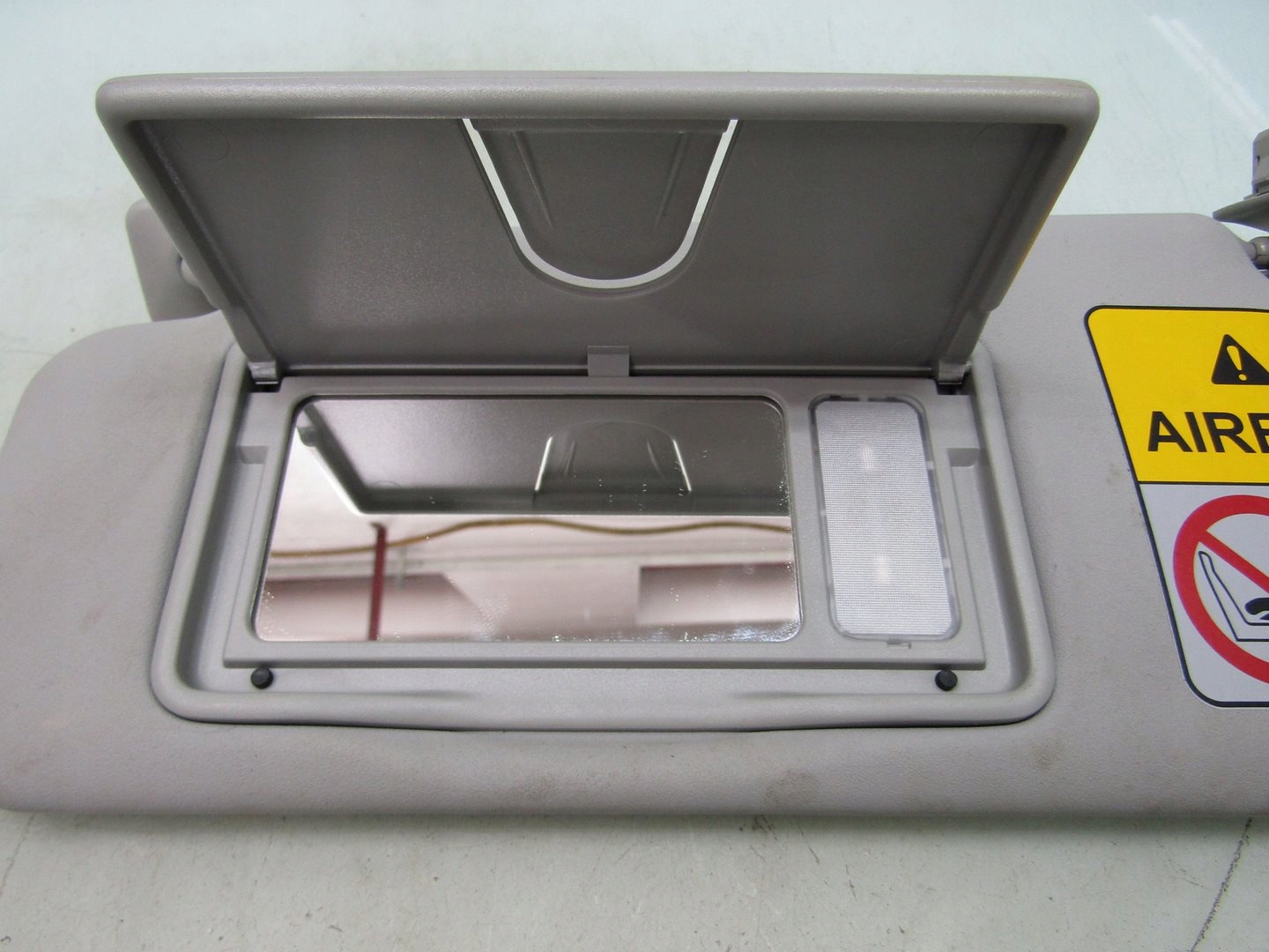 VITARA III 18R SŁONECZKO LEWE OSŁONA PRZECIWSŁONECZNA LEWA DASZEK LEWY Typ samochodu 4x4/SUV Samochody osobowe