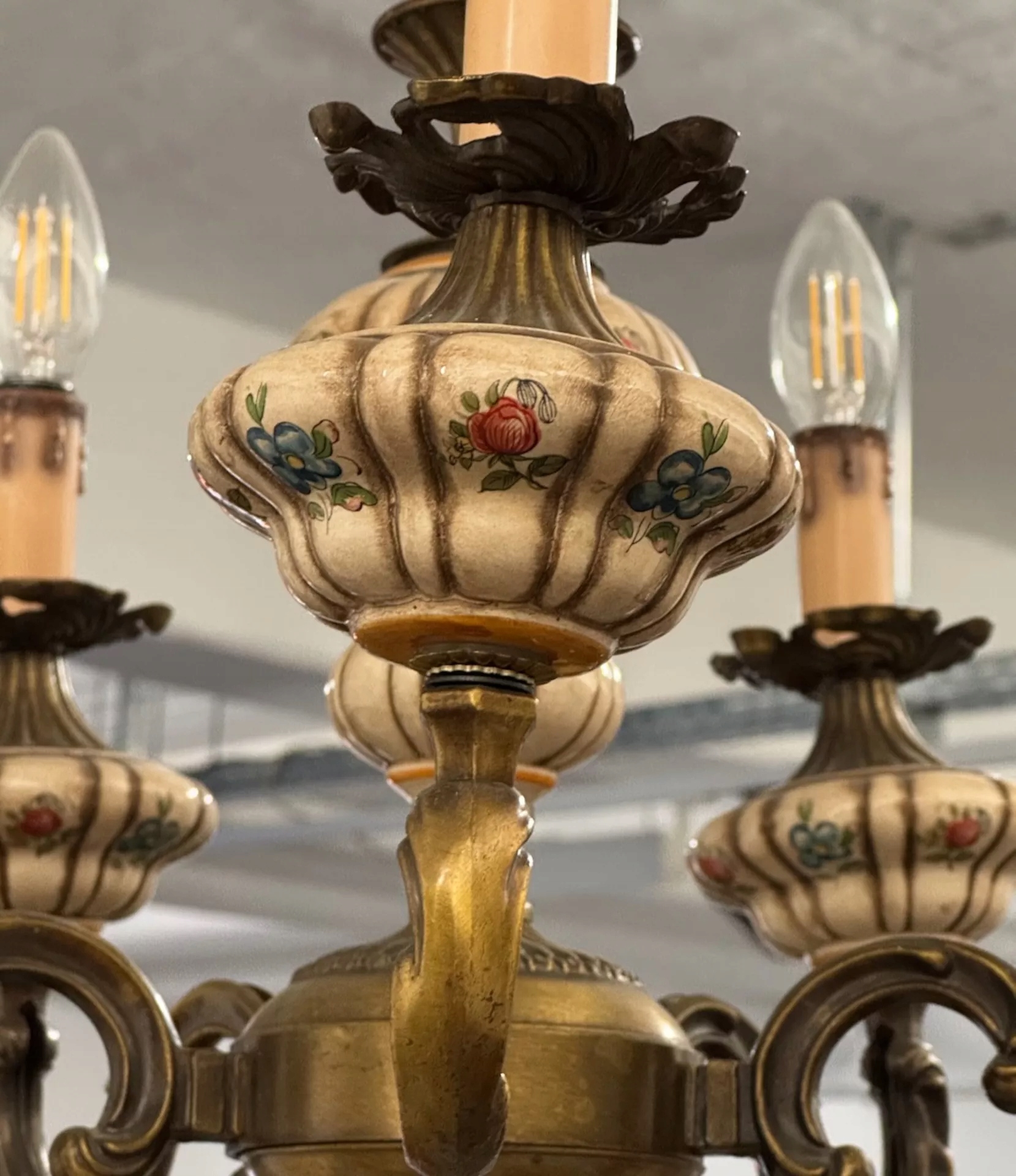 Stary porcelanowy żyrandol