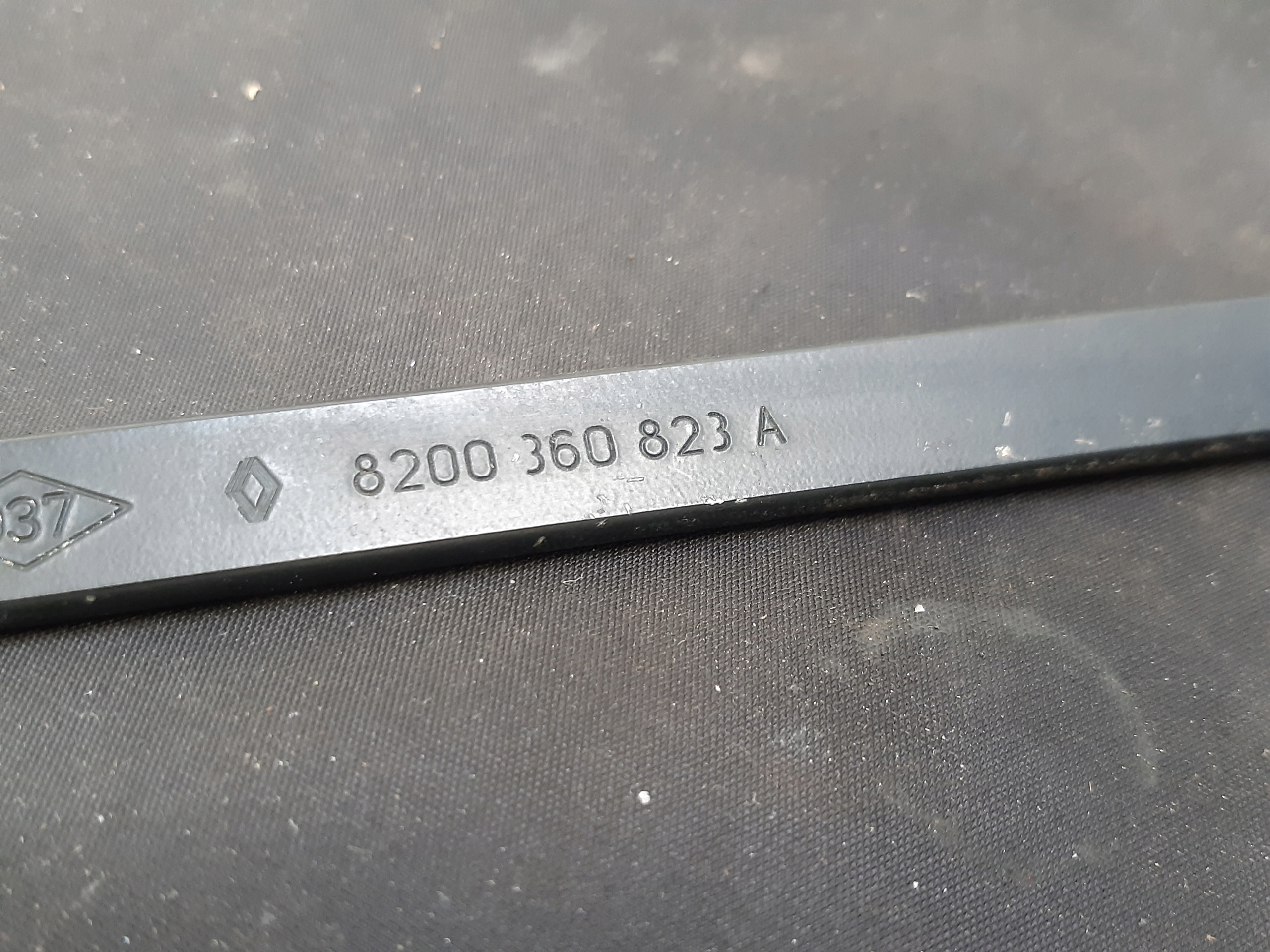 wiper arm left 8200360823 Renault Modus