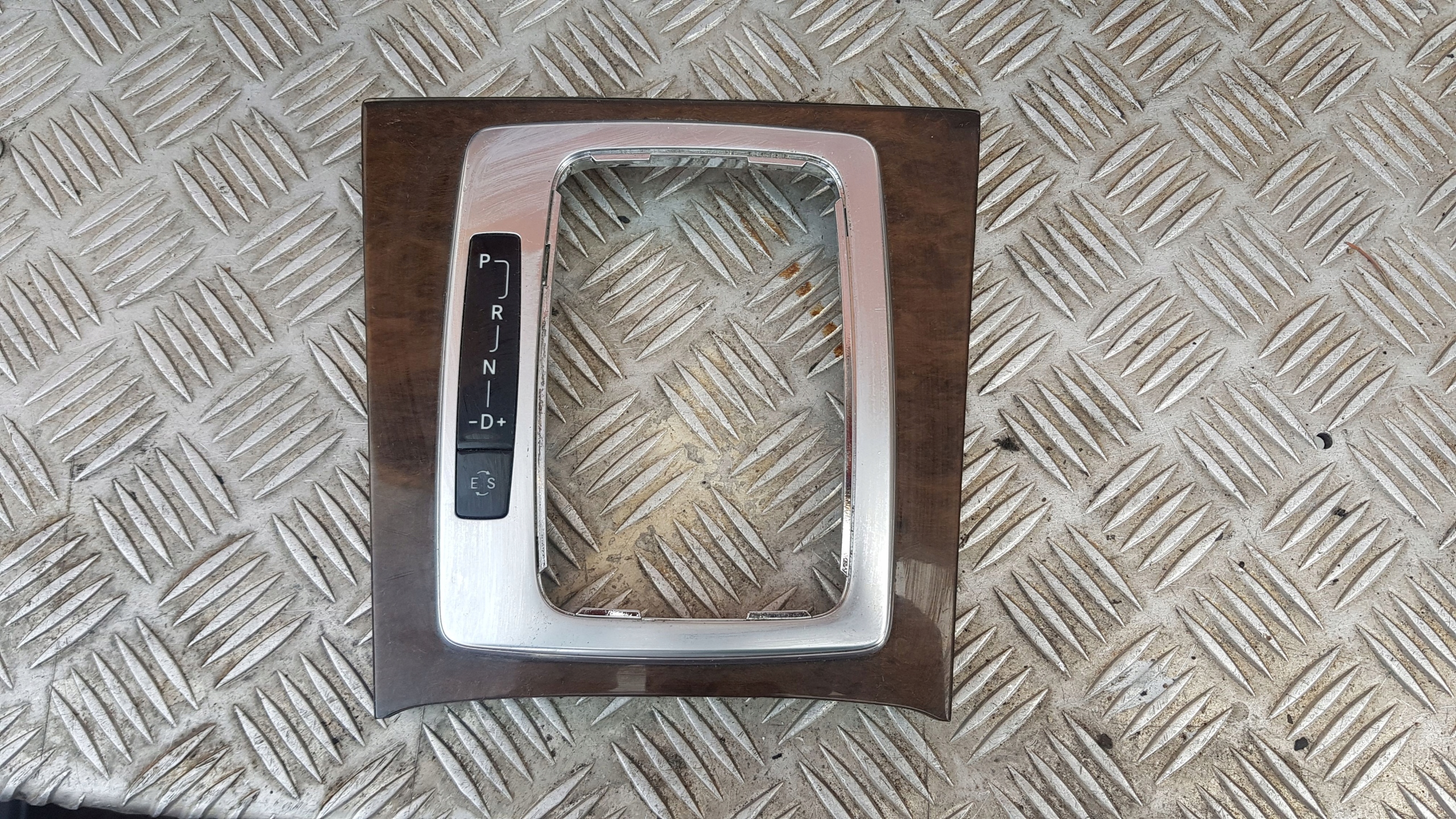 MERCEDES W212 obal kulisy převodů RÁM PANEL DEKOR A2126801207