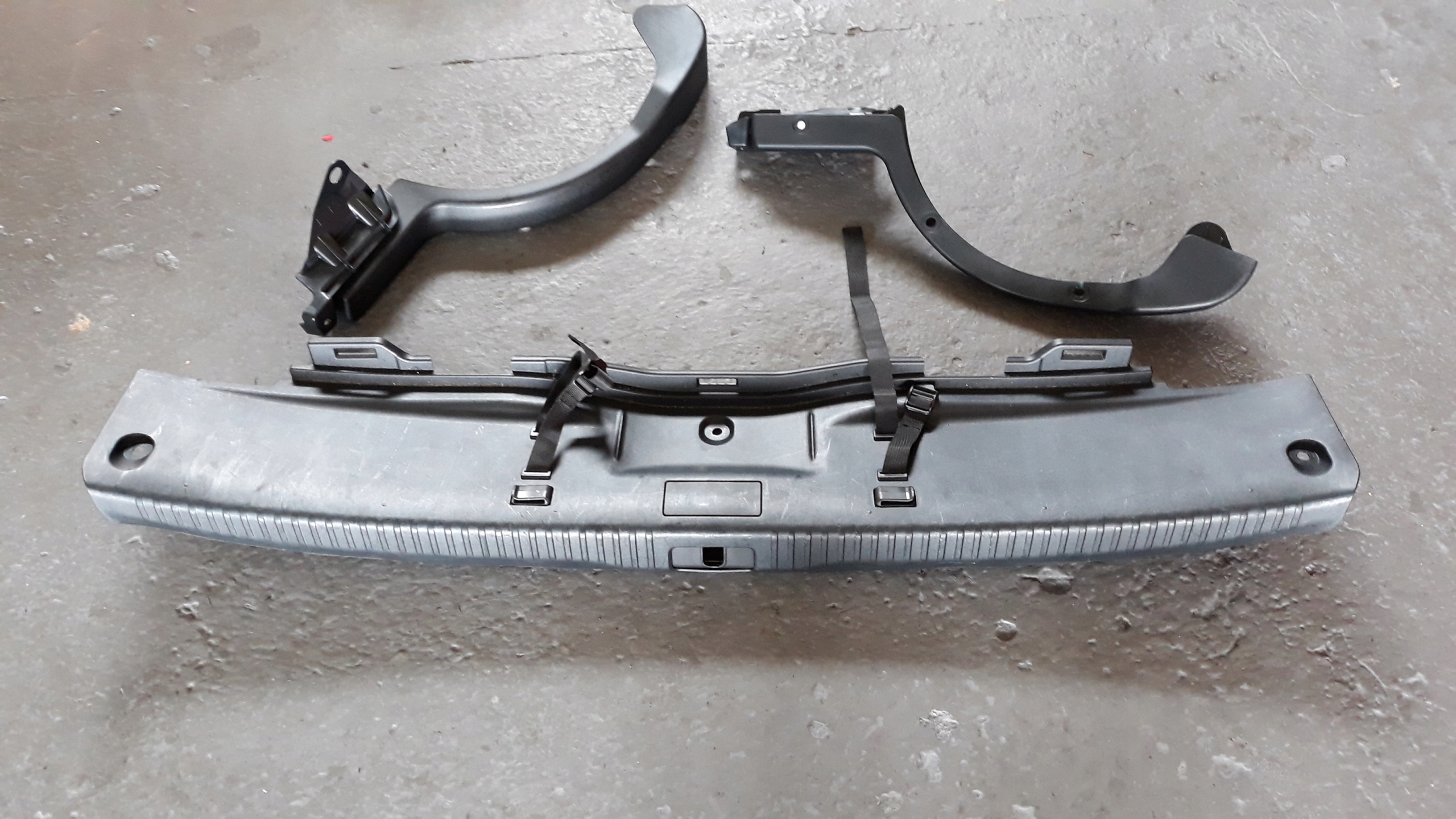 LEXUS IS III 300H 13-НАКЛАДКА ЗАДНЕГО РЕМНЯ