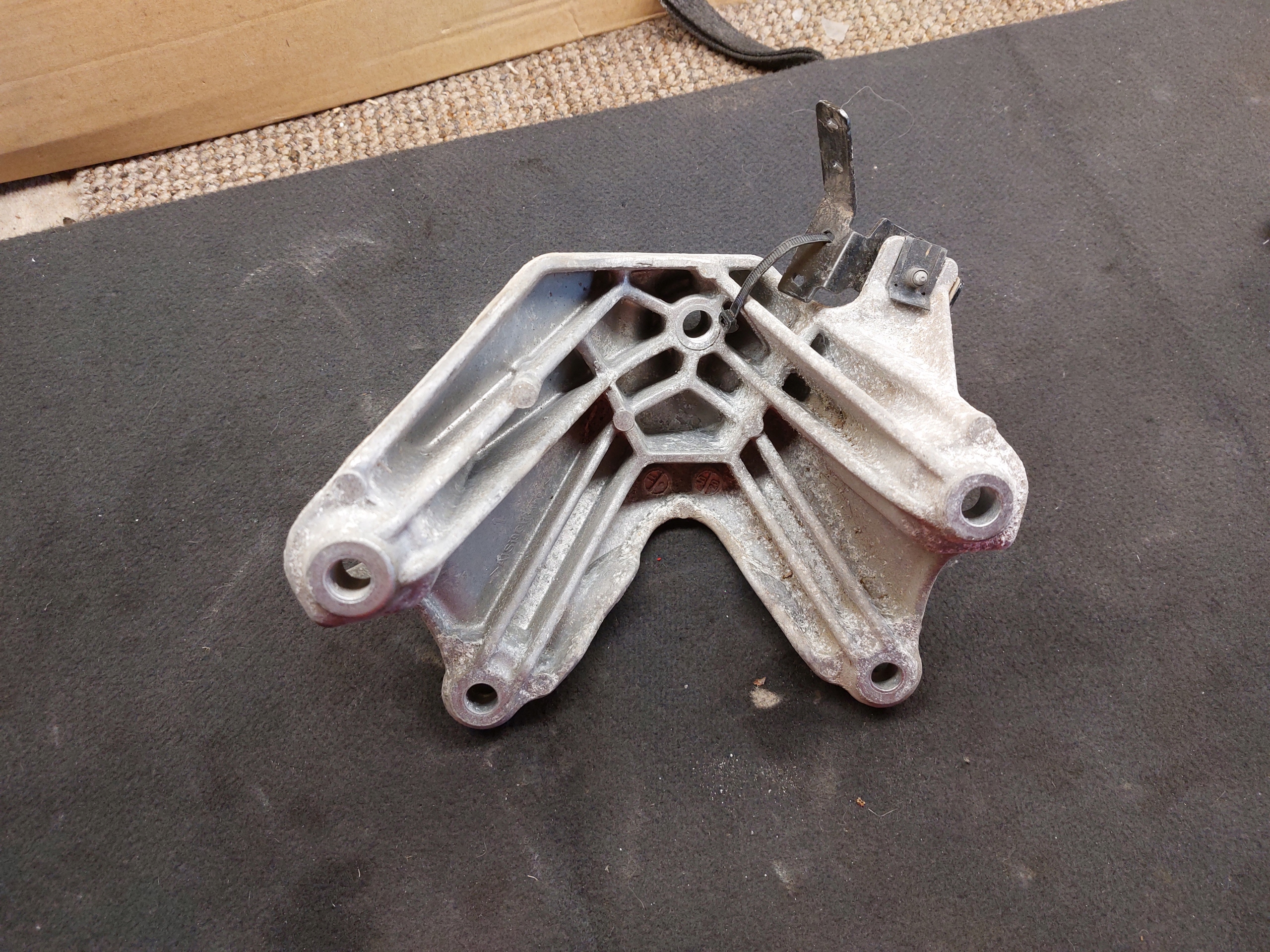 left engine mount AUDI E-TRON