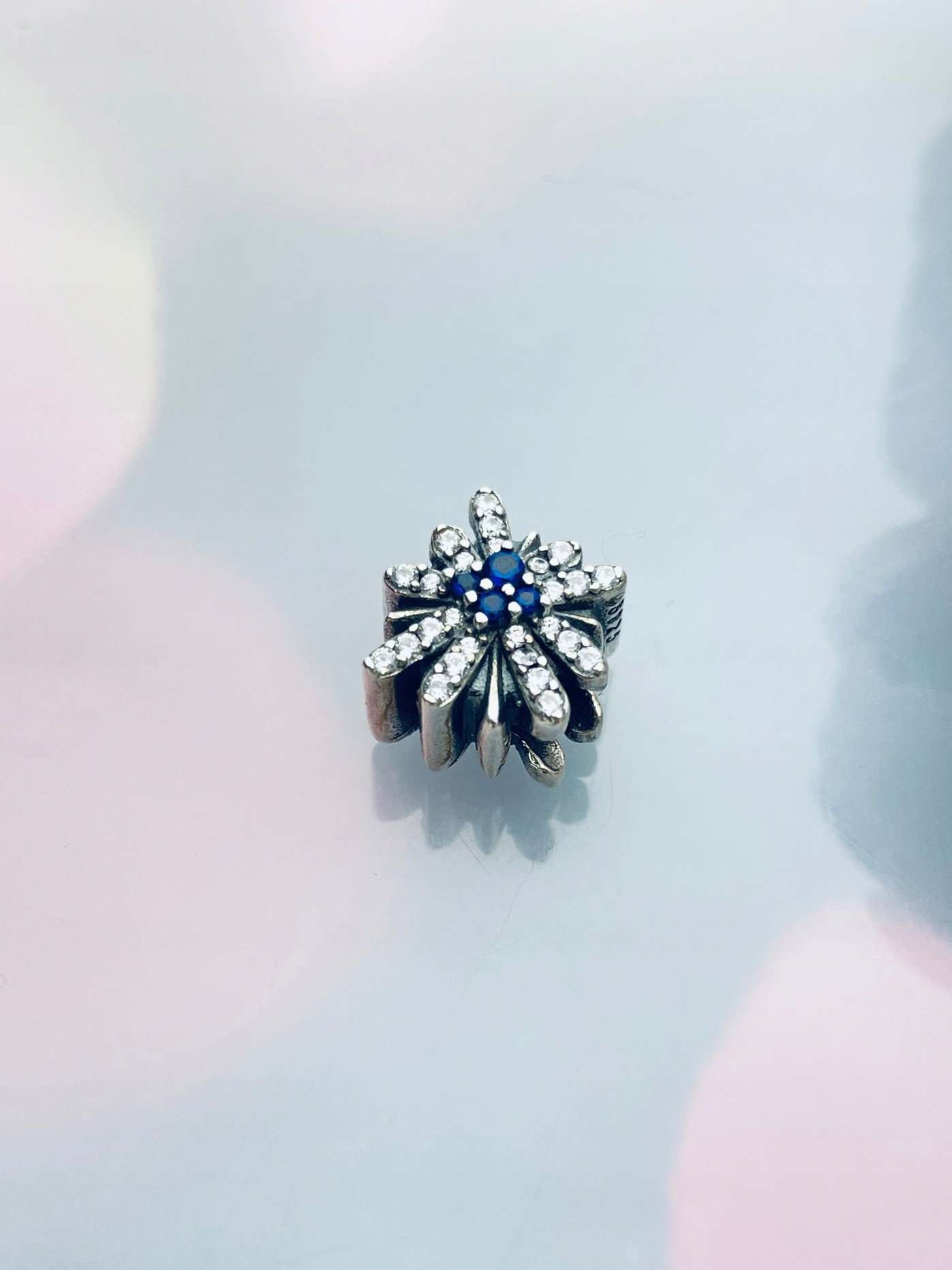 Stříbrný korálkový přívěsek s květinovými zirkony