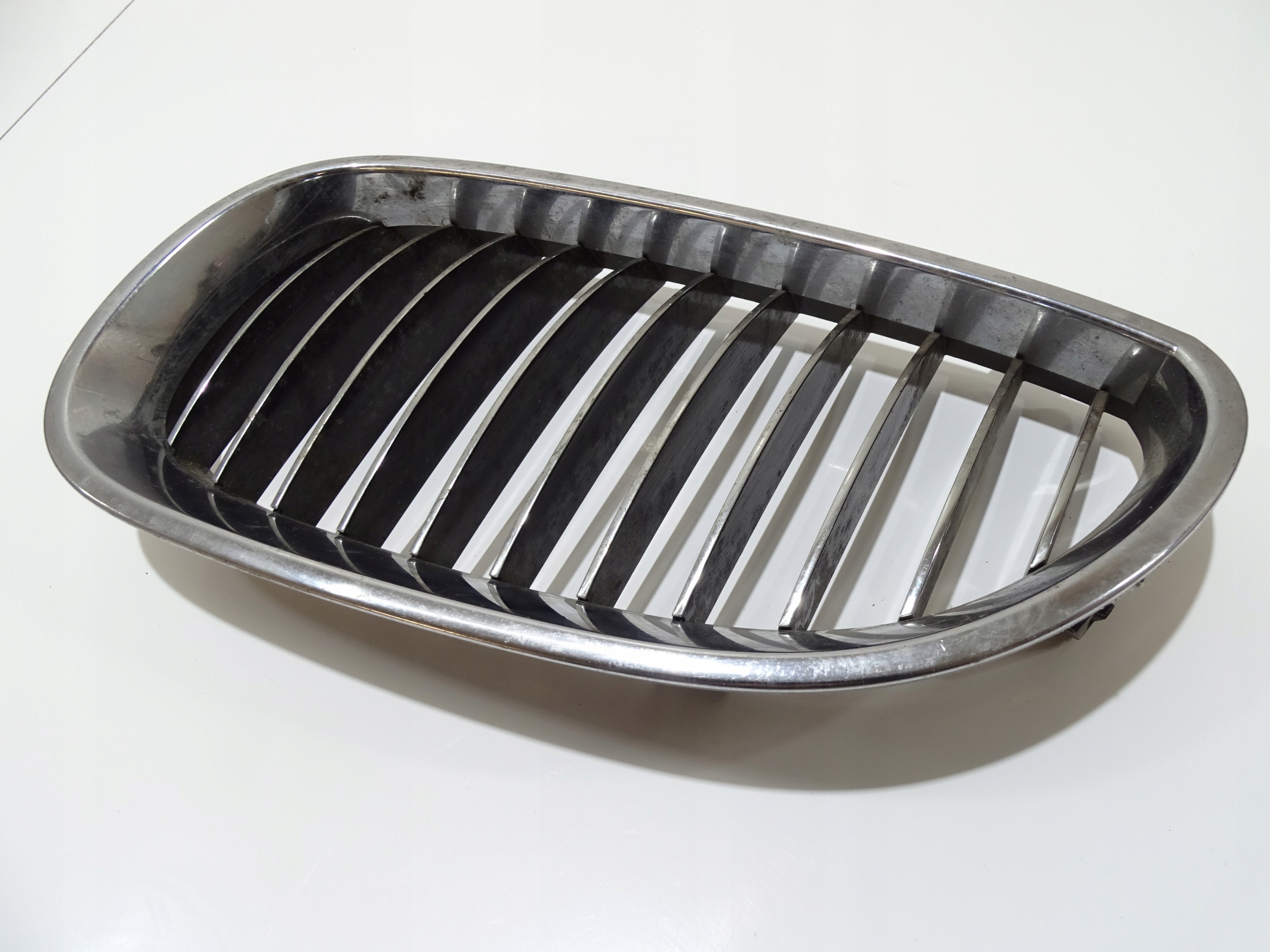 maska bubreg maska BMW E60 E61 OE 7065701 (4642522)