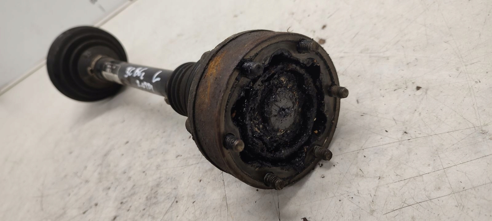 semi-axis left short. VW Passat B6 2,0 TDI CR