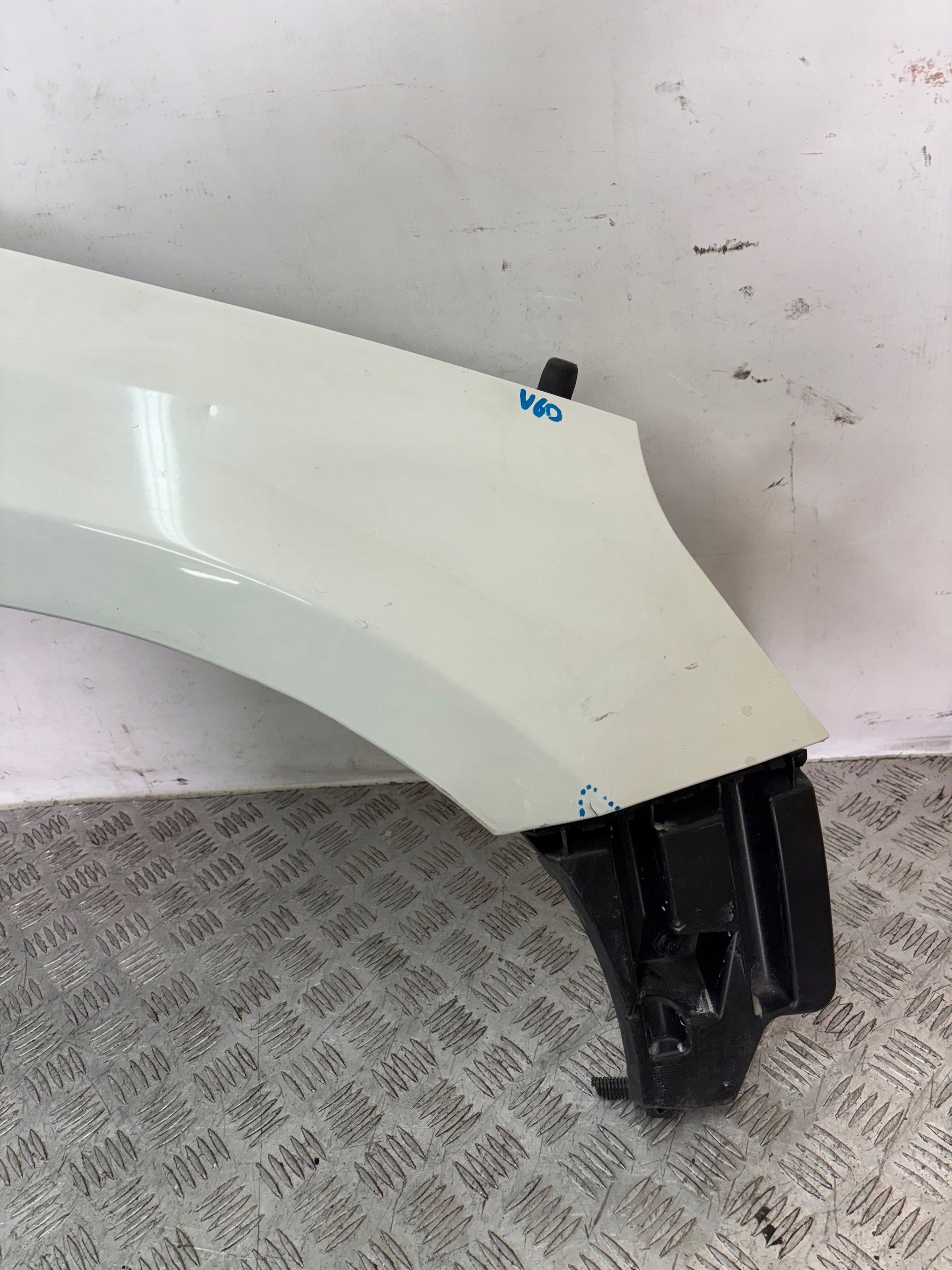 fender front front right VOLVO V60
