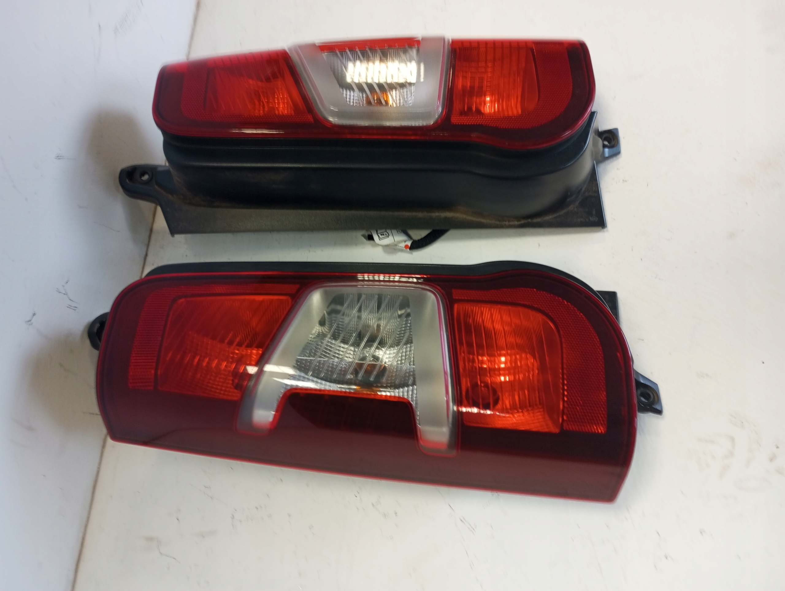 light rear PEUGEOT PARTNER below door 9826554880 23r left