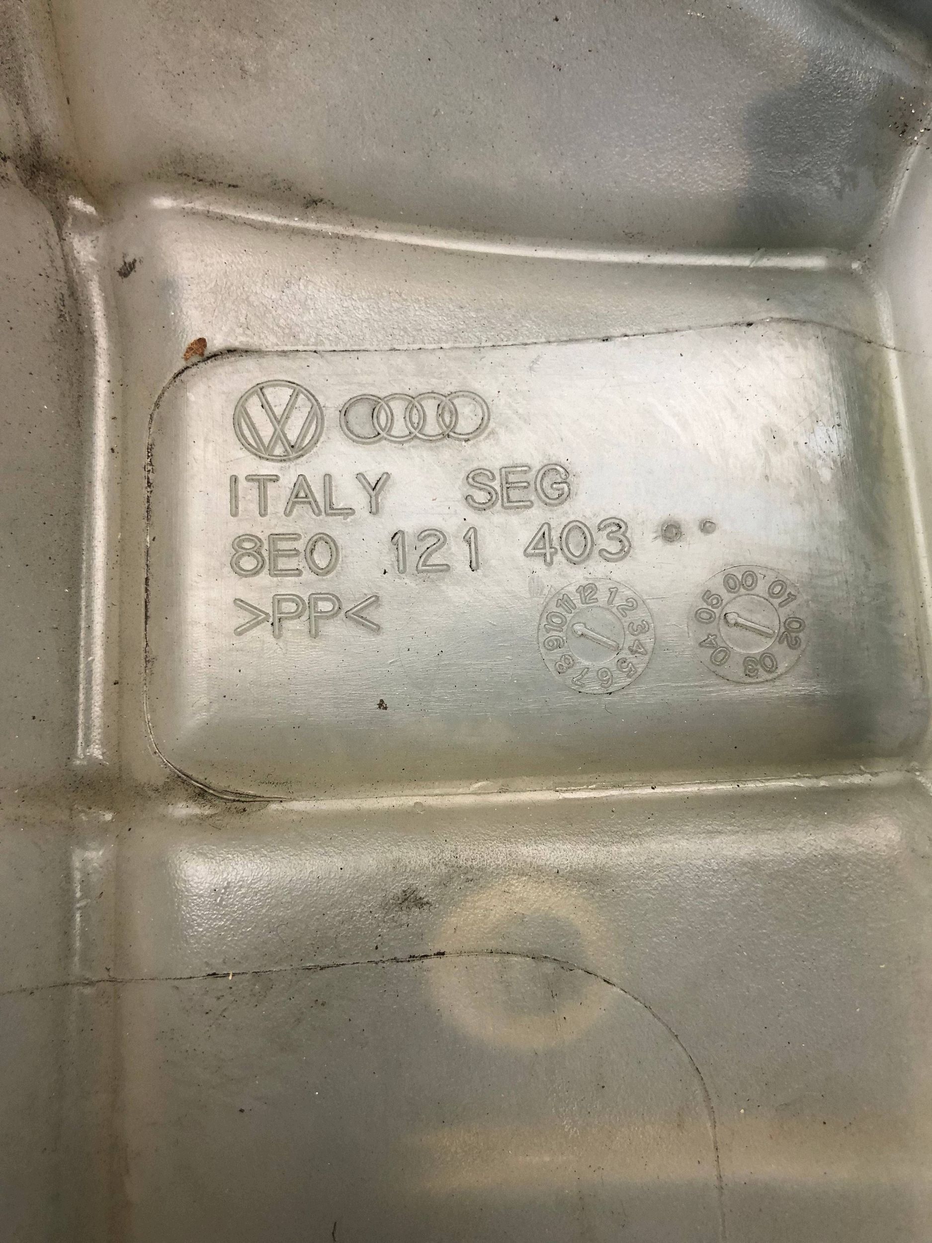 Réservoir eau AUDI A4 B7 8E0121403
