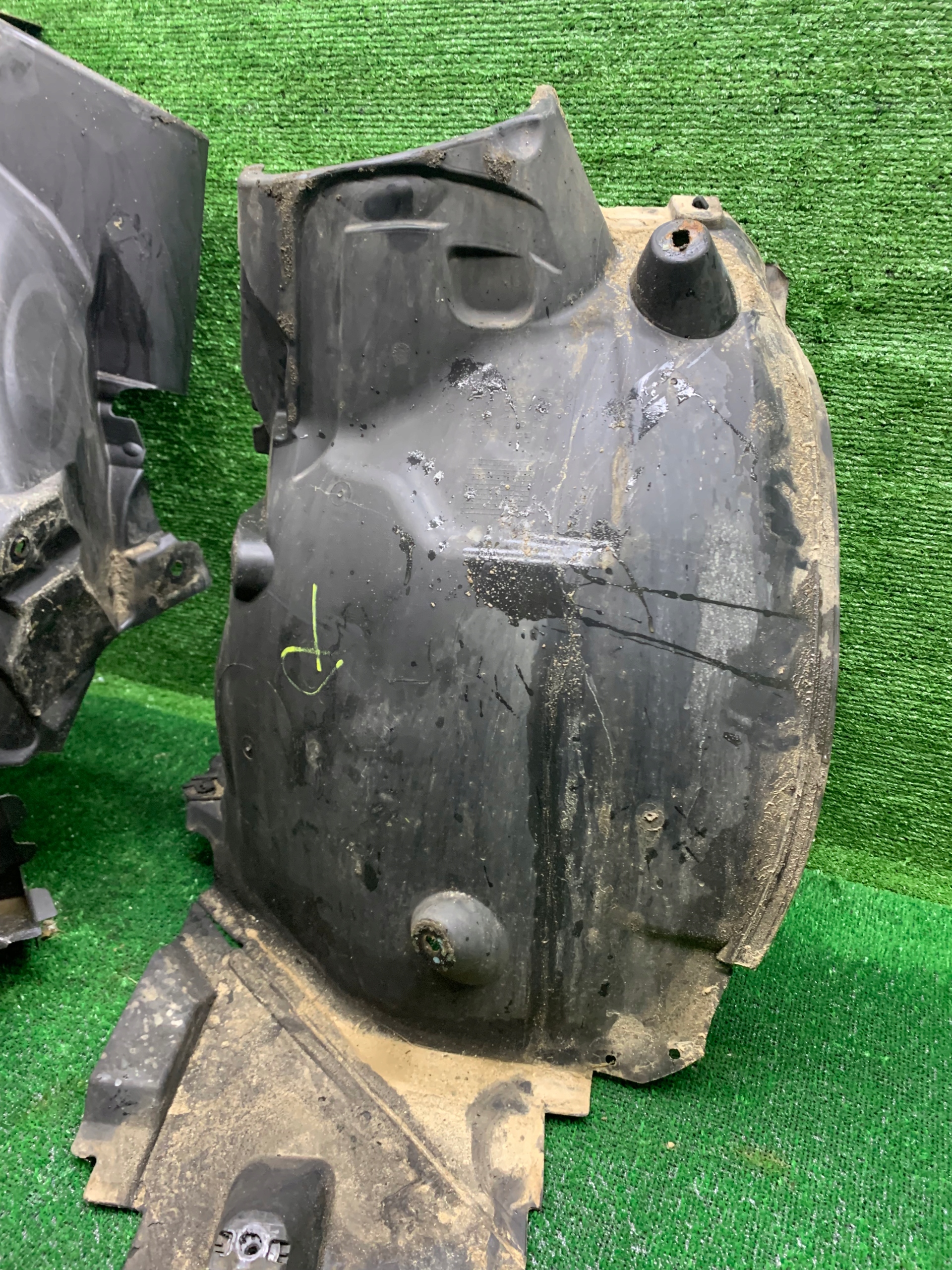 MERCEDES C W204 mudguard right front complete 2046902830 2046905630