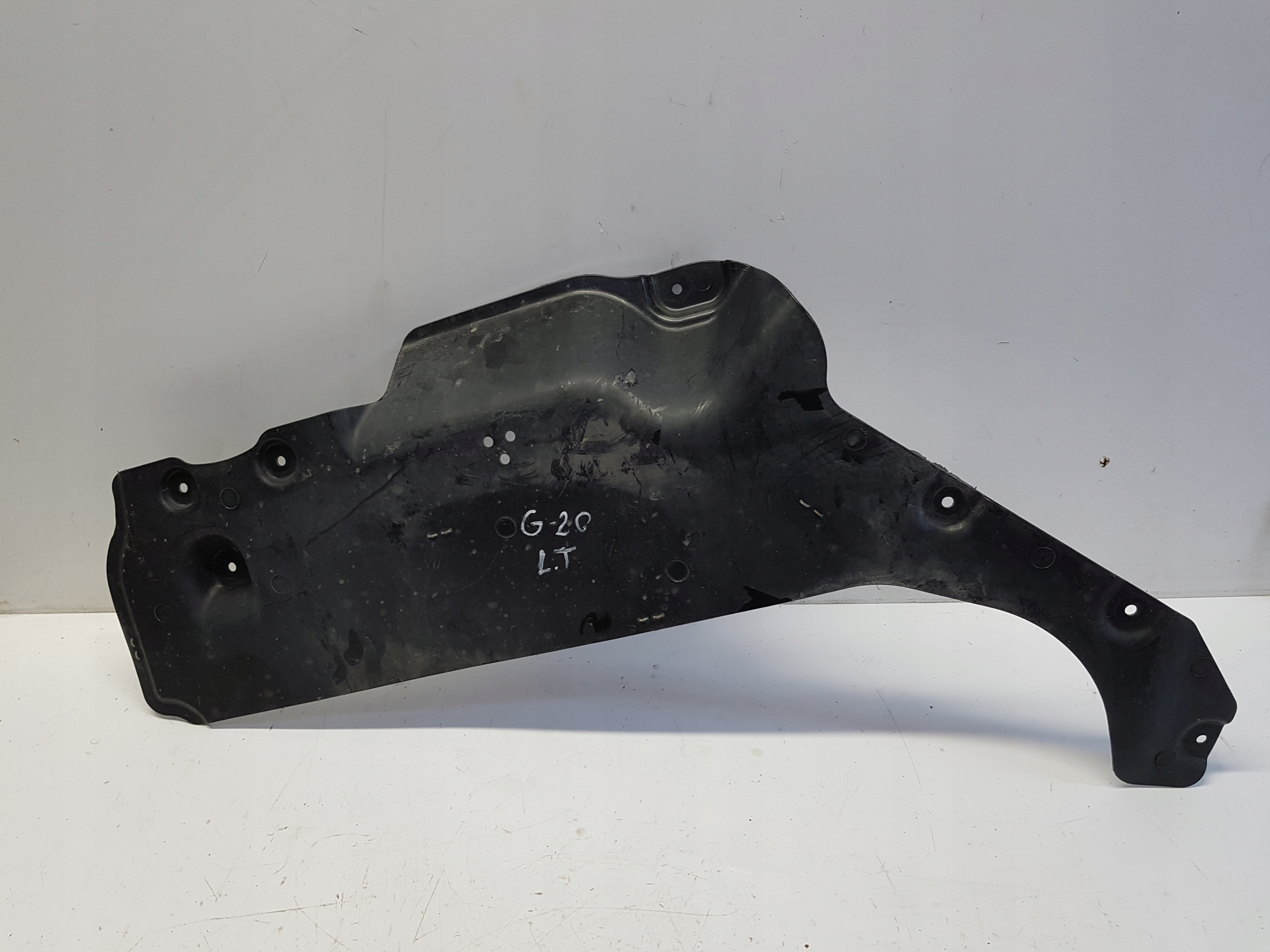 BMW G20 330e sedan cover chassis left rear part