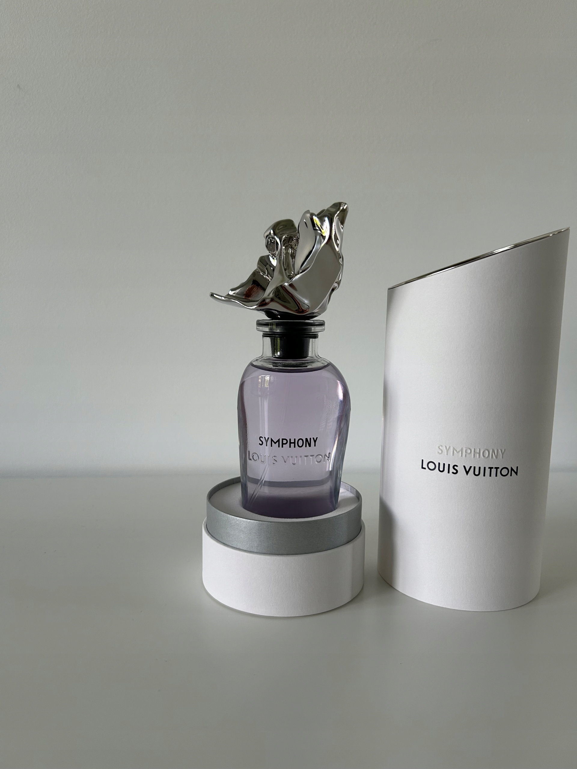 LOUIS VUITTON SYMPHONY 100ml 香水（値下げ交渉可） LOUIS VUITTON SYMPHONY 100ml 香水（値下げ交渉可） - メルカリ