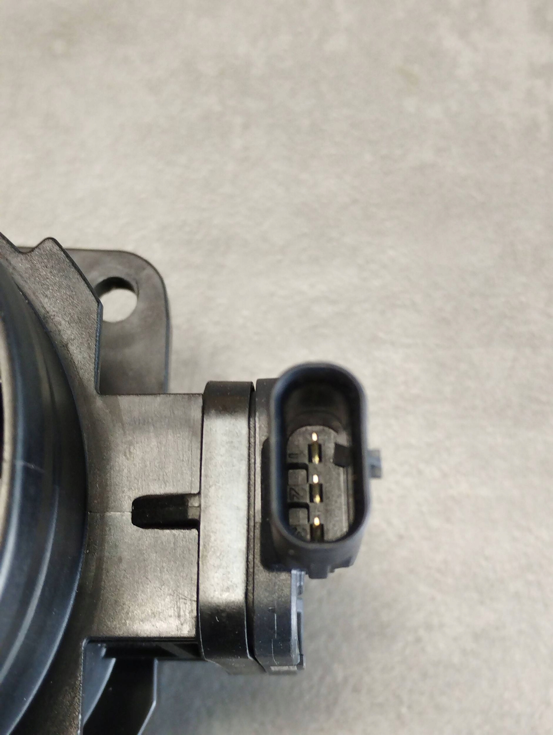 Volkswagen Tiguan III flow meter 05L906461G
