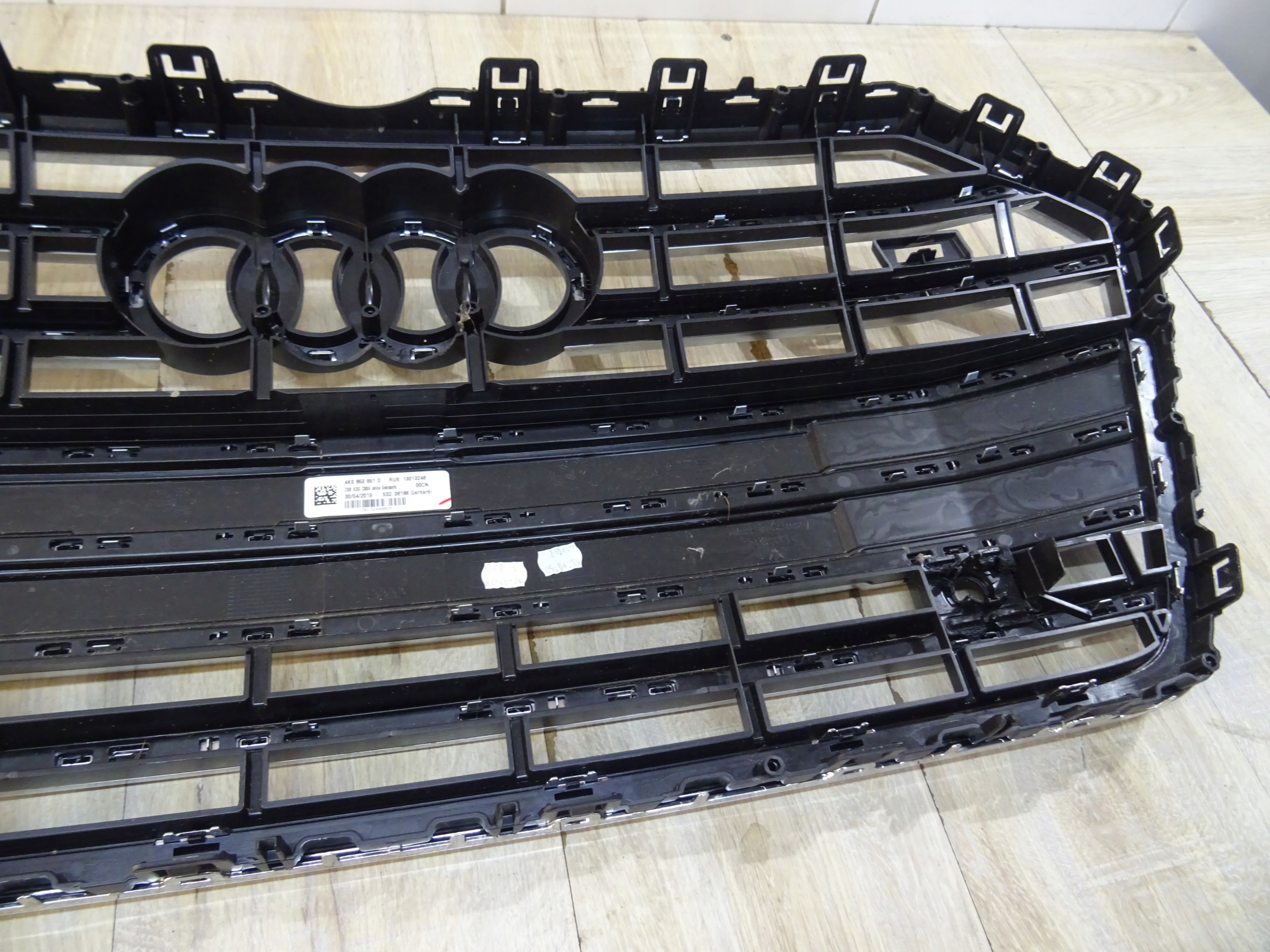 Audi OE 4K0853653D решетка радиатора
