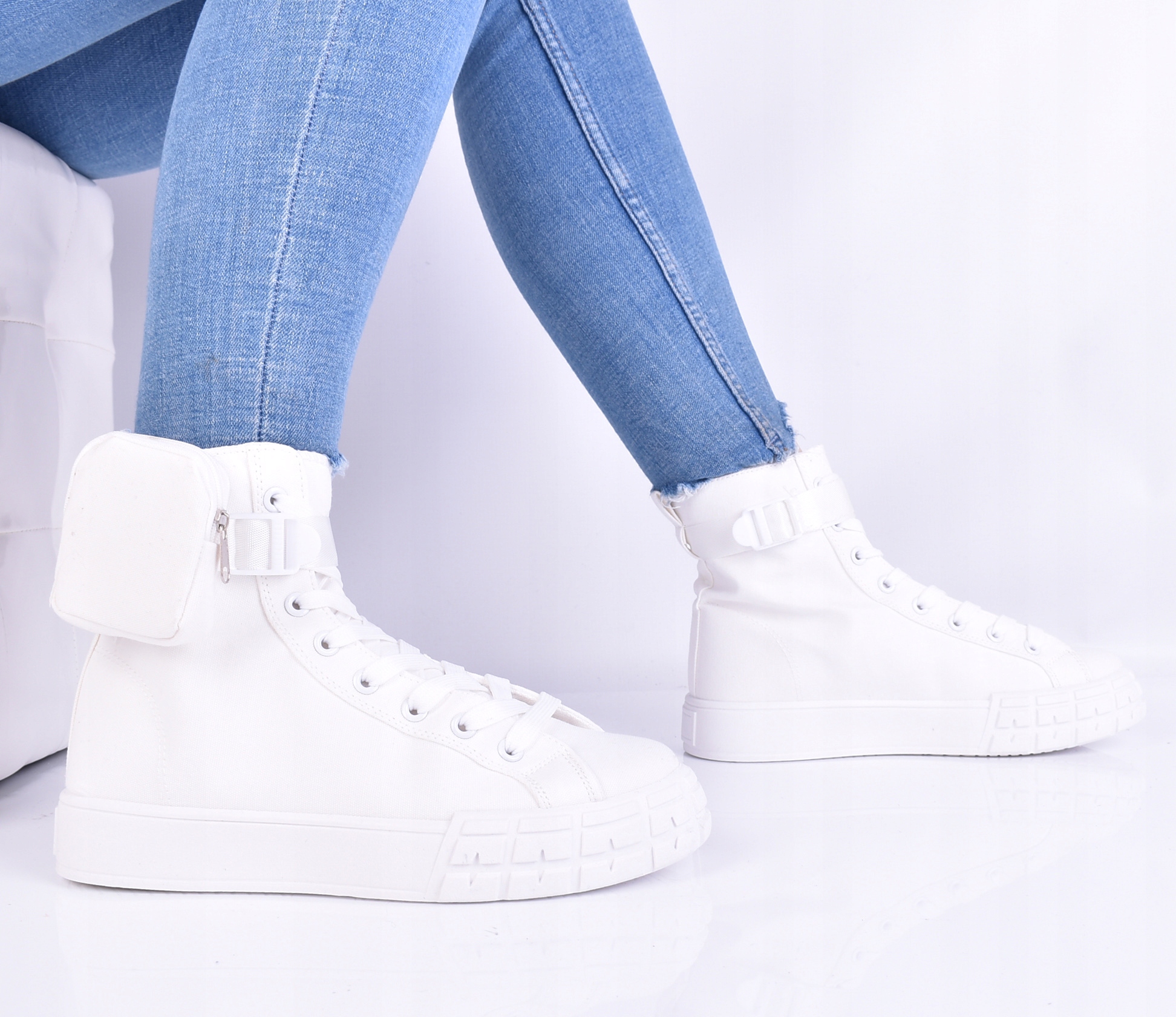 DAMSKIE TRAMPKI ZA KOSTKĘ NA PLATFORMIE Z SASZETKĄ Rozmiar 40