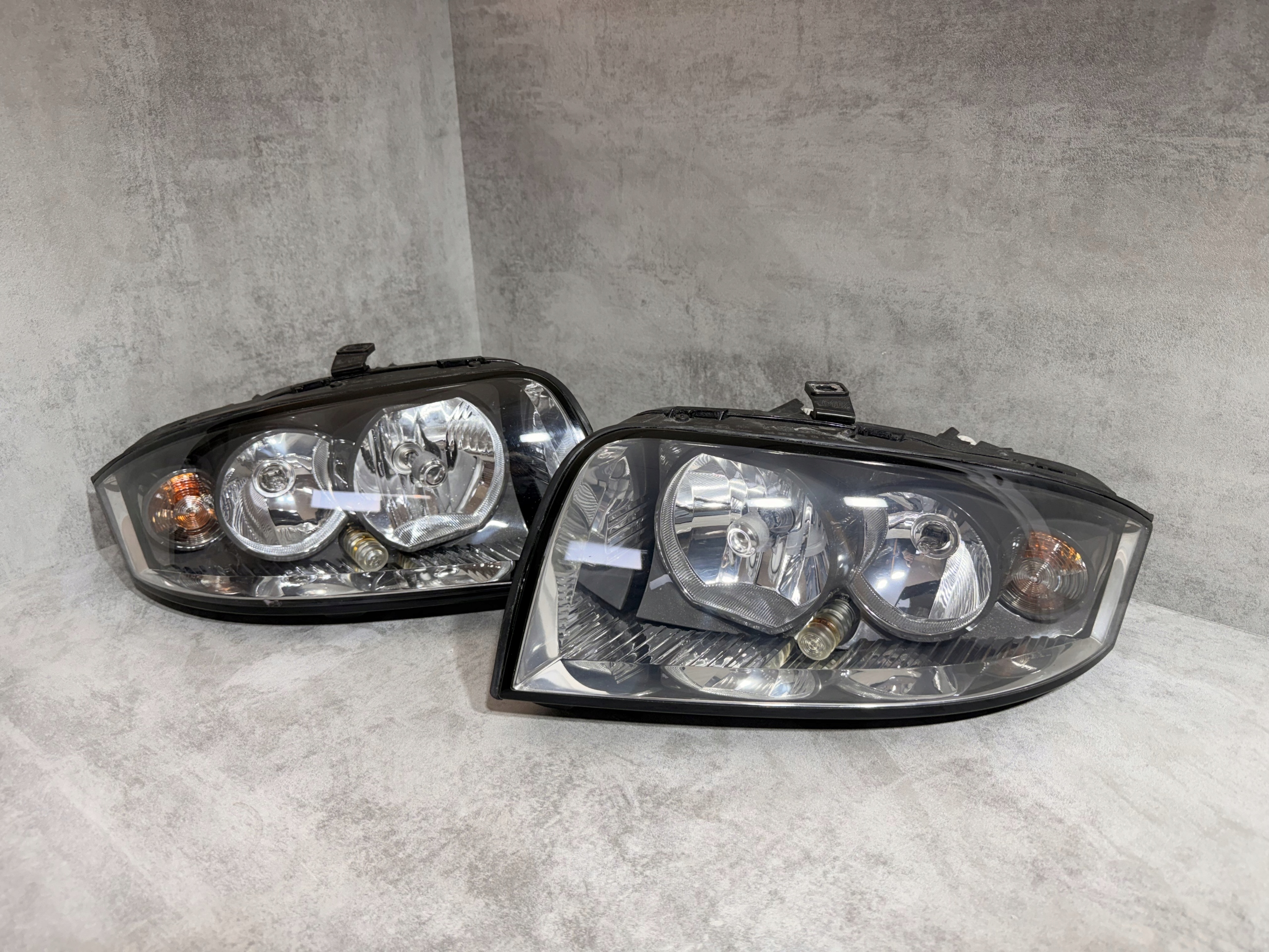 AUDI A2 99-05 ФАРА ФАРА ЛІВИЙ ПЕРІД ЛІВА ПЕРЕДНЯ 8Z0941003H ДУЖЕ ХОРОШИЙ СТАН 