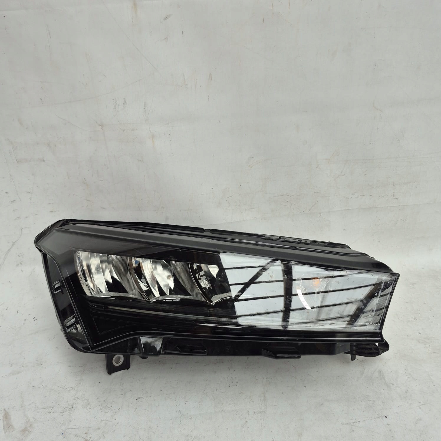 SKODA ENYAQ 5LB CRYSTAL LIGHTING FULL LED light front front right