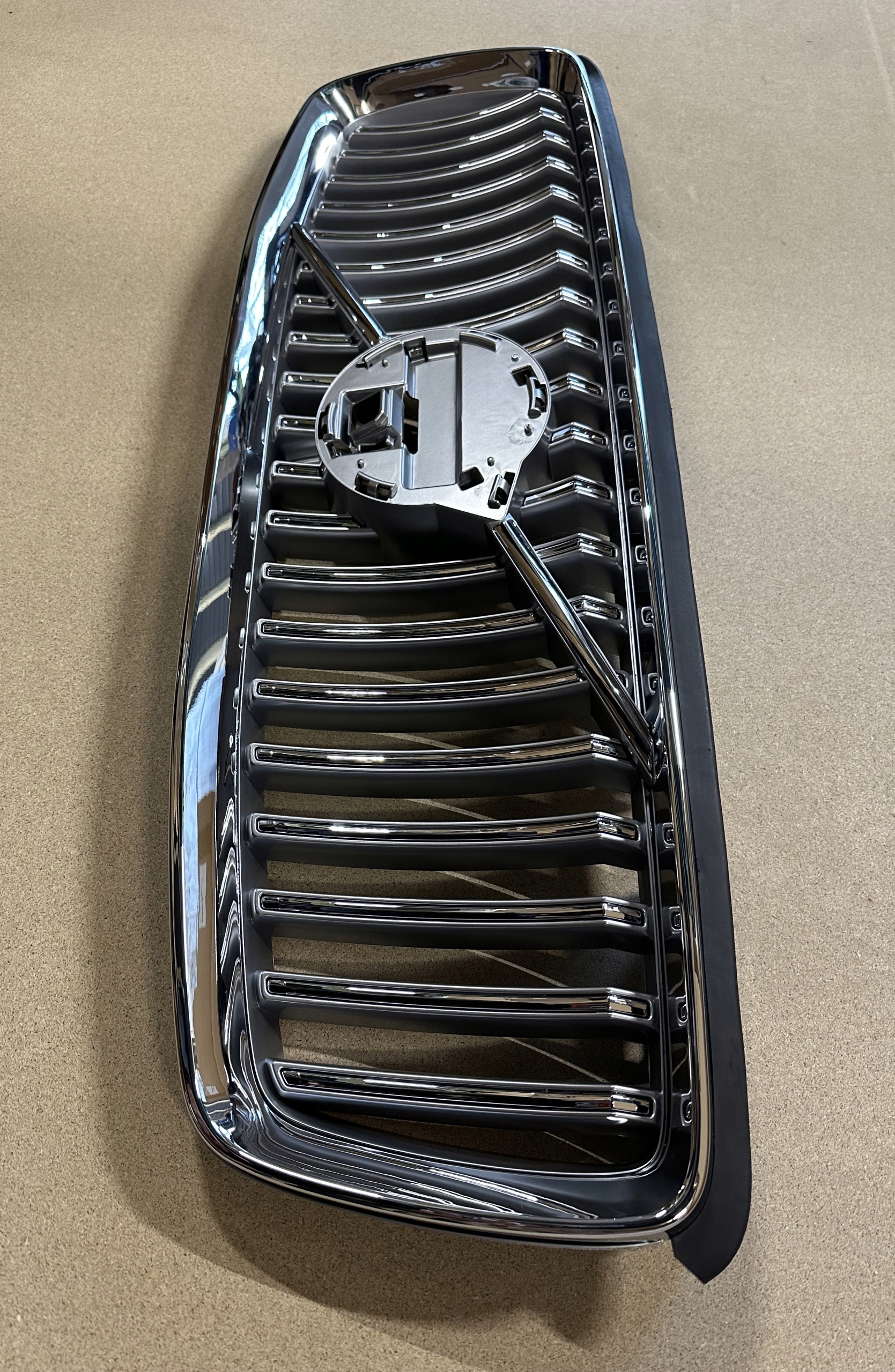 ATRAPA GRILL ZDERZAKA VOLVO XC90 II LIFT SREBRNY POD KAMERĘ 2019-2024 Typ samochodu 4x4/SUV Samochody osobowe