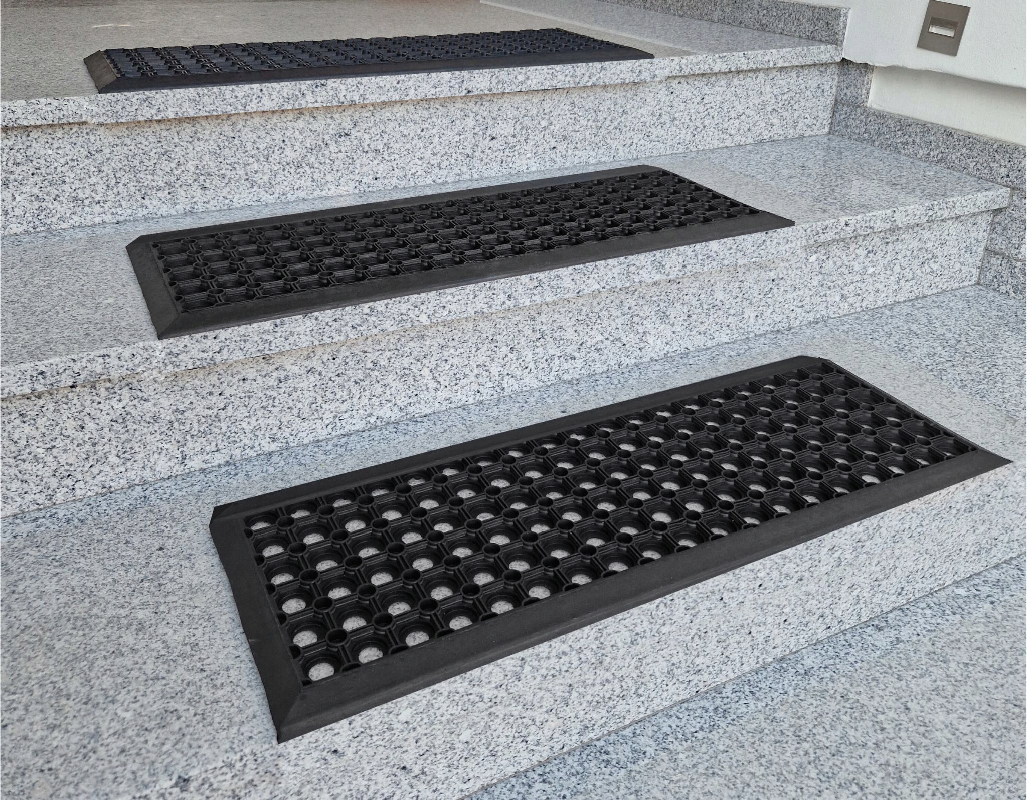 WYCIERACZKA ZEWNĘTRZNA GUMOWA AŻUROWA NAKŁADKA NA SCHODY STOPNIE Z GUMY 75 Długość 75 cm